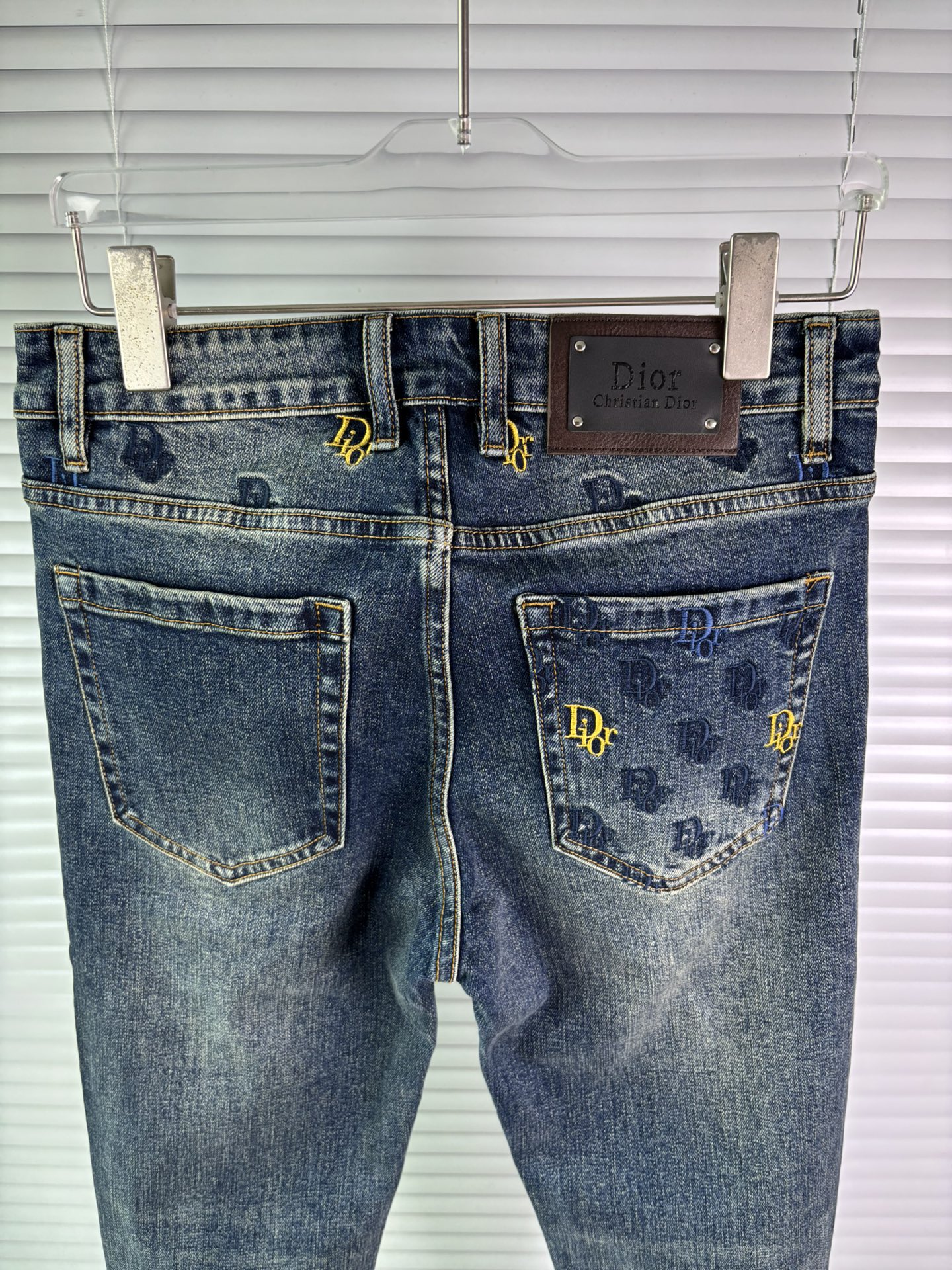 超级有范儿的一款牛仔裤，定制原版水洗牛仔面料，独特设计，顶级刺绣工艺字母图案logo，原版五金辅料装饰，