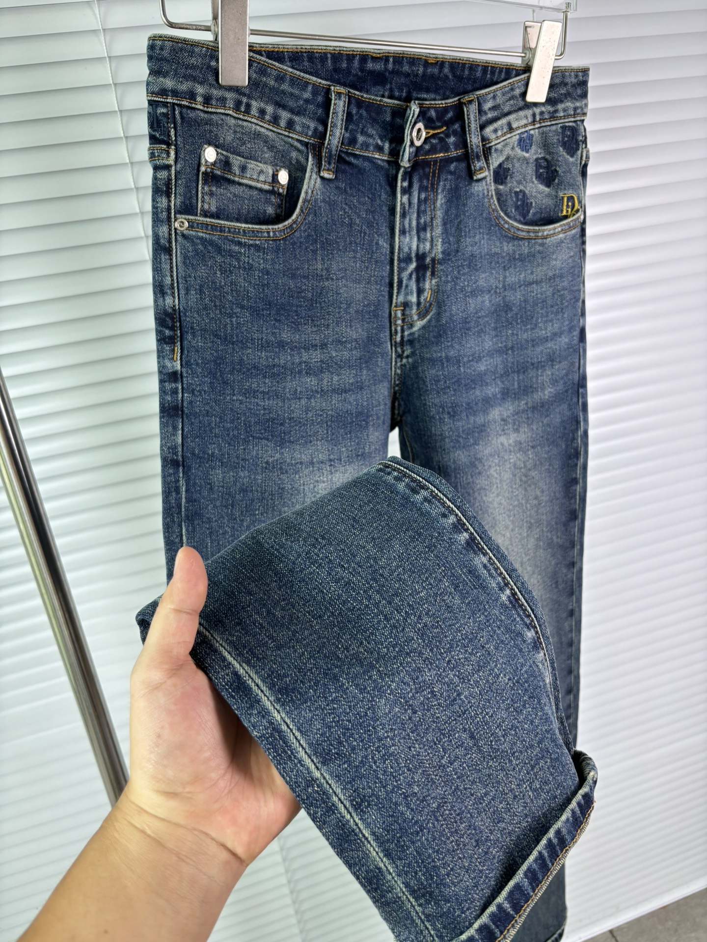 超级有范儿的一款牛仔裤，定制原版水洗牛仔面料，独特设计，顶级刺绣工艺字母图案logo，原版五金辅料装饰，