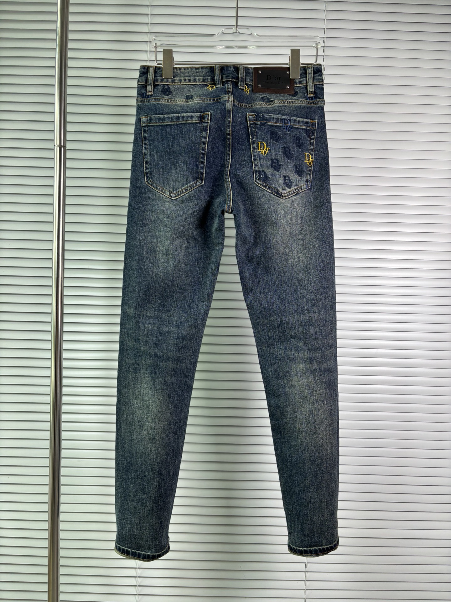 超级有范儿的一款牛仔裤，定制原版水洗牛仔面料，独特设计，顶级刺绣工艺字母图案logo，原版五金辅料装饰，