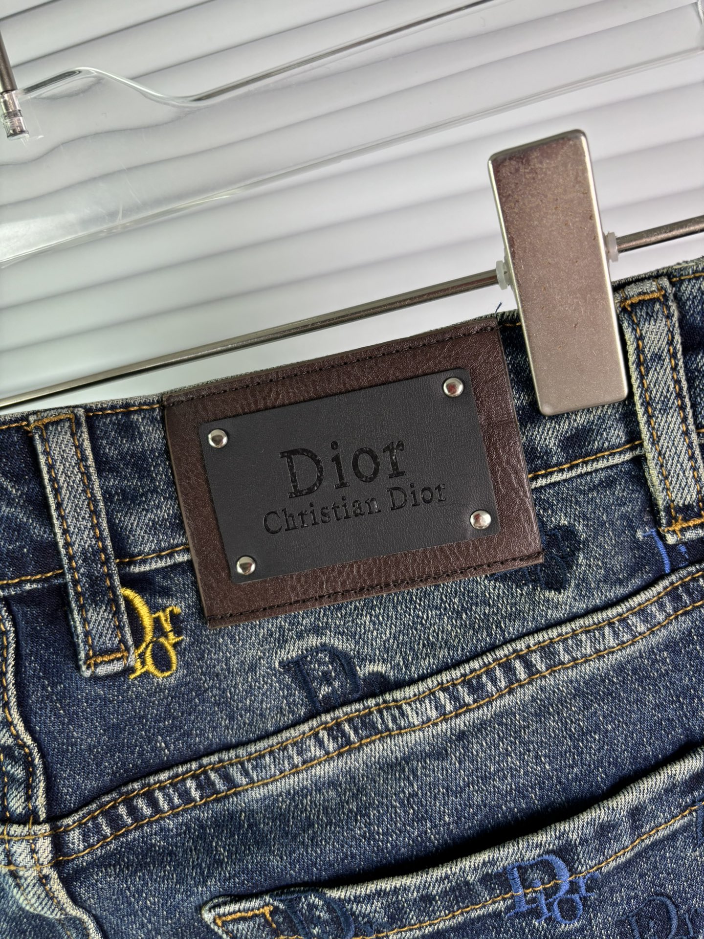 超级有范儿的一款牛仔裤，定制原版水洗牛仔面料，独特设计，顶级刺绣工艺字母图案logo，原版五金辅料装饰，