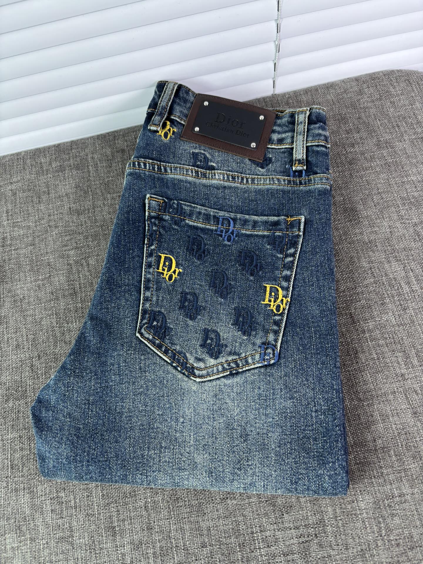 超级有范儿的一款牛仔裤，定制原版水洗牛仔面料，独特设计，顶级刺绣工艺字母图案logo，原版五金辅料装饰，