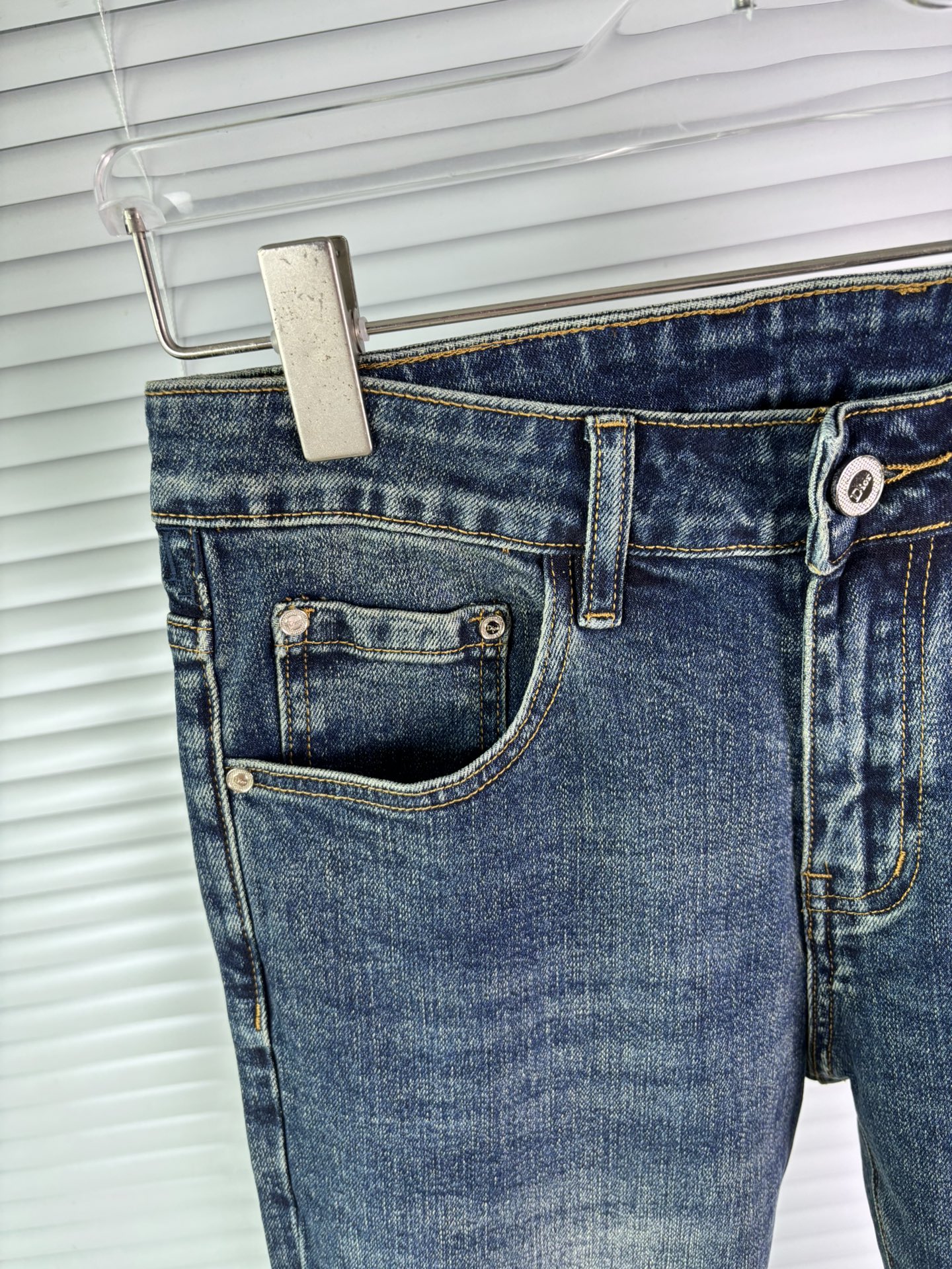 超级有范儿的一款牛仔裤，定制原版水洗牛仔面料，独特设计，顶级刺绣工艺字母图案logo，原版五金辅料装饰，