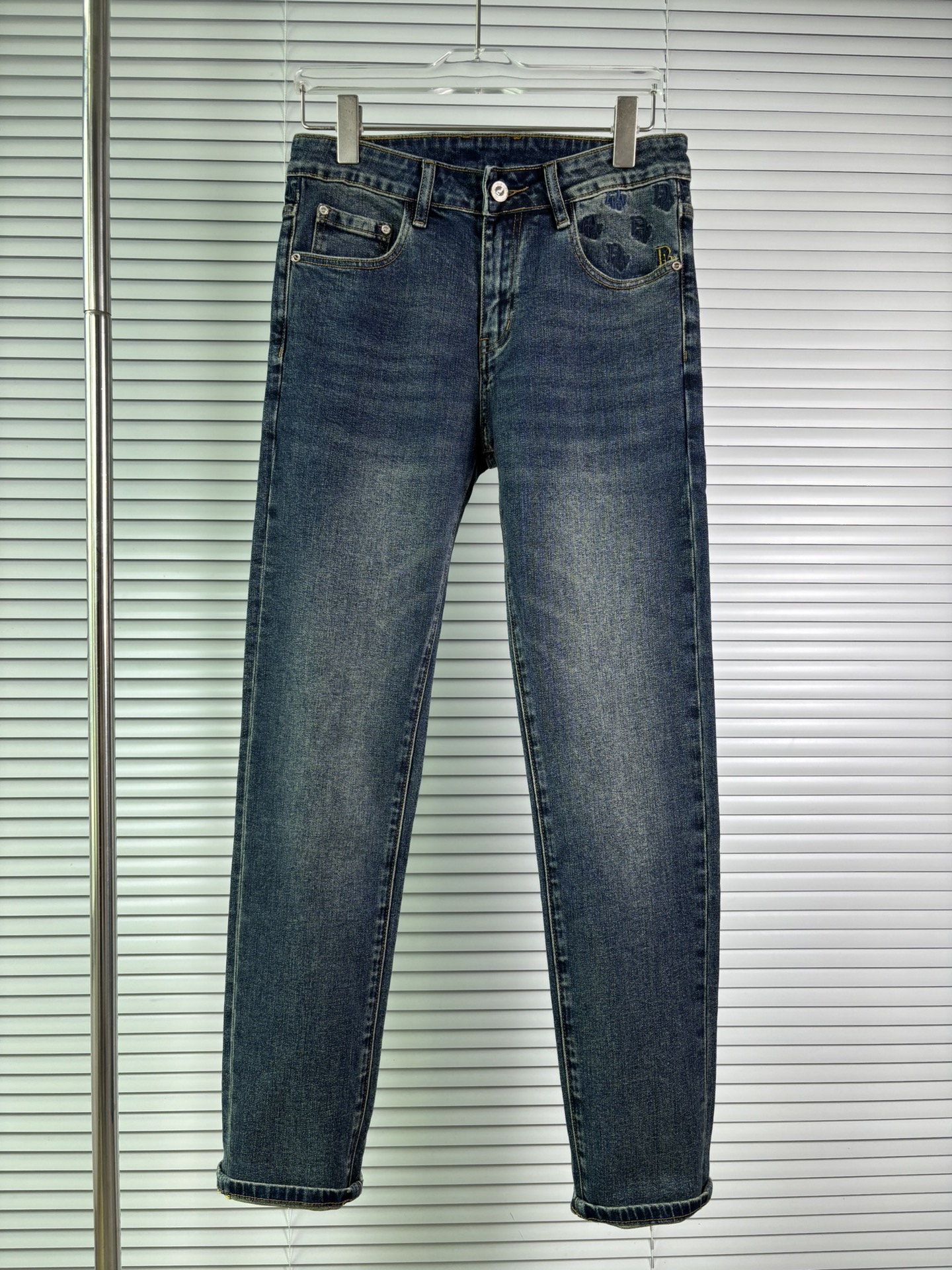 超级有范儿的一款牛仔裤，定制原版水洗牛仔面料，独特设计，顶级刺绣工艺字母图案logo，原版五金辅料装饰，