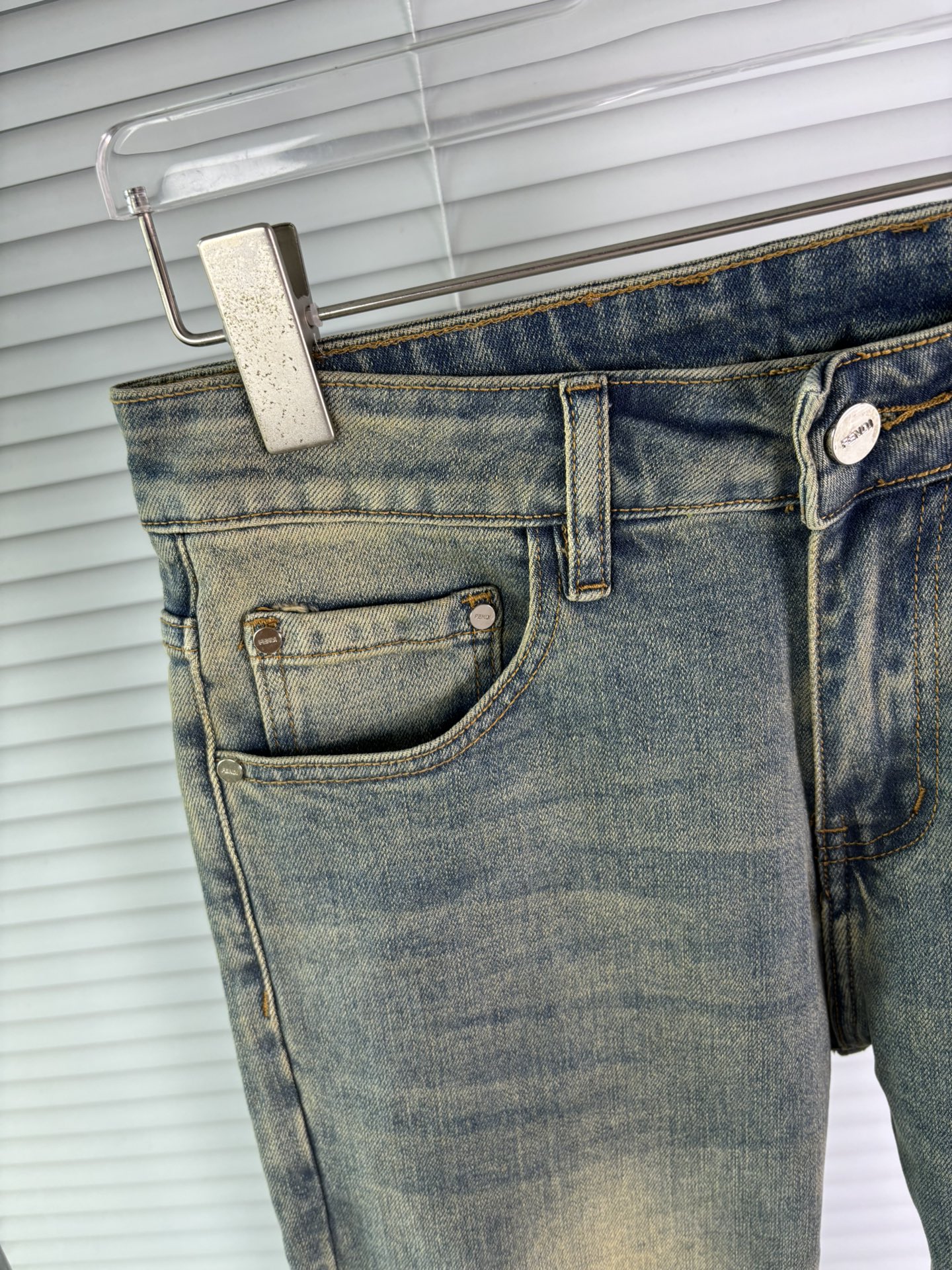 超级有范儿的一款牛仔裤，定制原版水洗牛仔面料，独特设计，顶级刺绣工艺字母图案logo，原版五金辅料装饰，