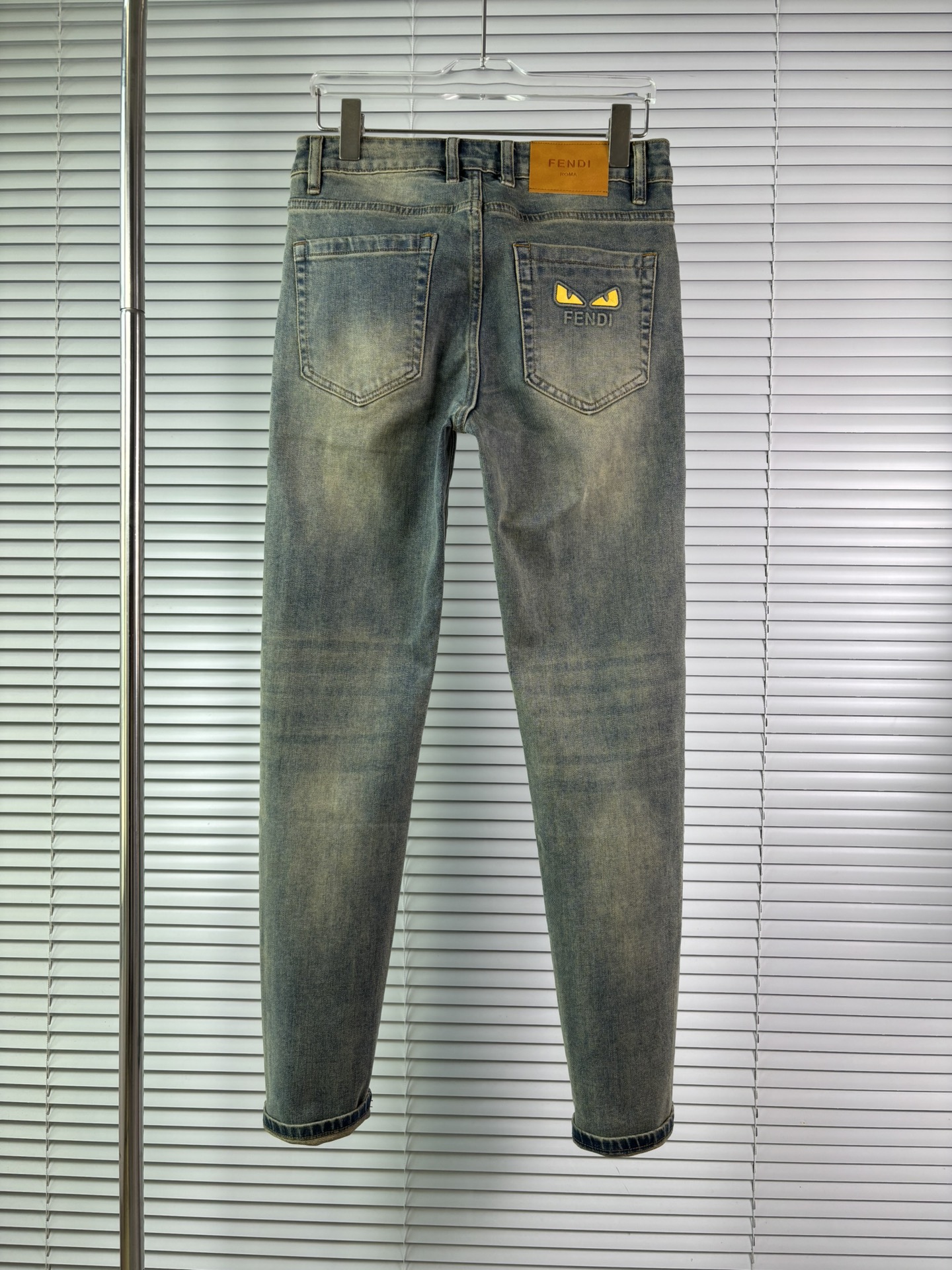 超级有范儿的一款牛仔裤，定制原版水洗牛仔面料，独特设计，顶级刺绣工艺字母图案logo，原版五金辅料装饰，