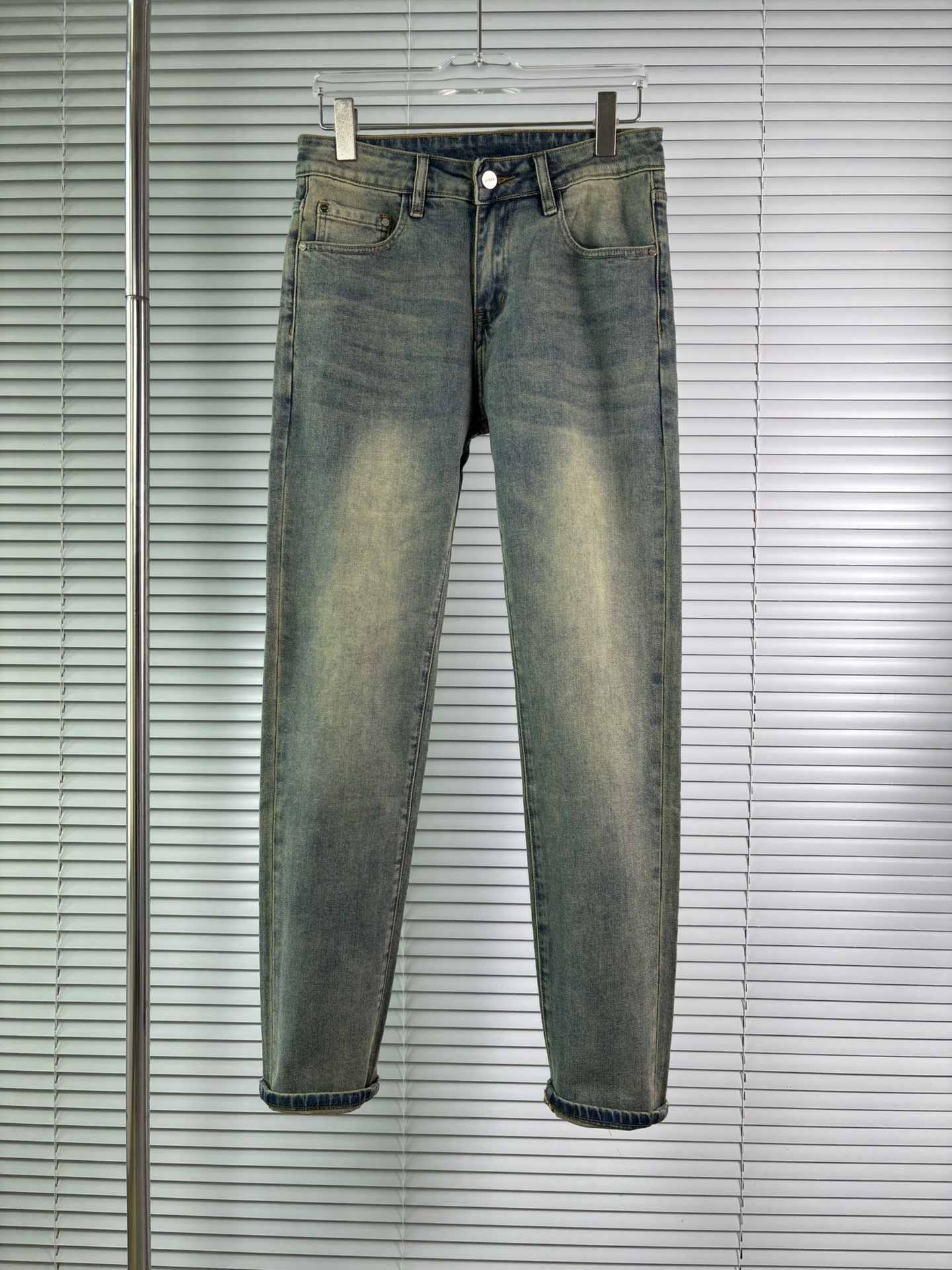 超级有范儿的一款牛仔裤，定制原版水洗牛仔面料，独特设计，顶级刺绣工艺字母图案logo，原版五金辅料装饰，