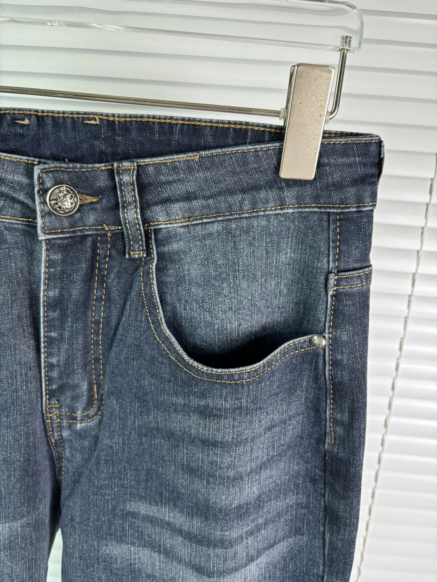 超级有范儿的一款牛仔裤，定制原版水洗牛仔面料，独特设计，顶级刺绣工艺字母图案logo，原版五金辅料装饰，