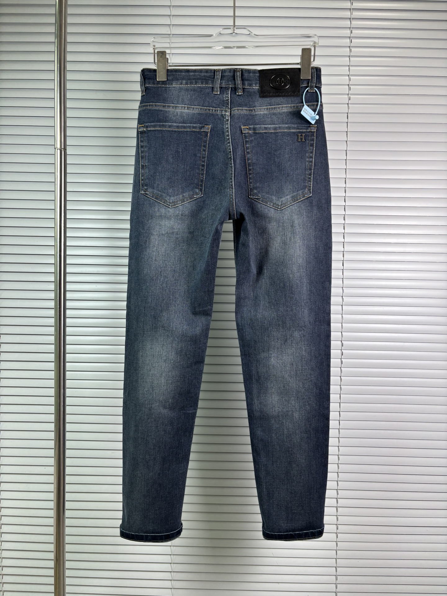 超级有范儿的一款牛仔裤，定制原版水洗牛仔面料，独特设计，顶级刺绣工艺字母图案logo，原版五金辅料装饰，