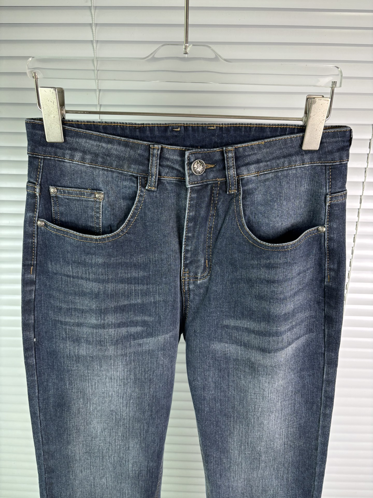 超级有范儿的一款牛仔裤，定制原版水洗牛仔面料，独特设计，顶级刺绣工艺字母图案logo，原版五金辅料装饰，