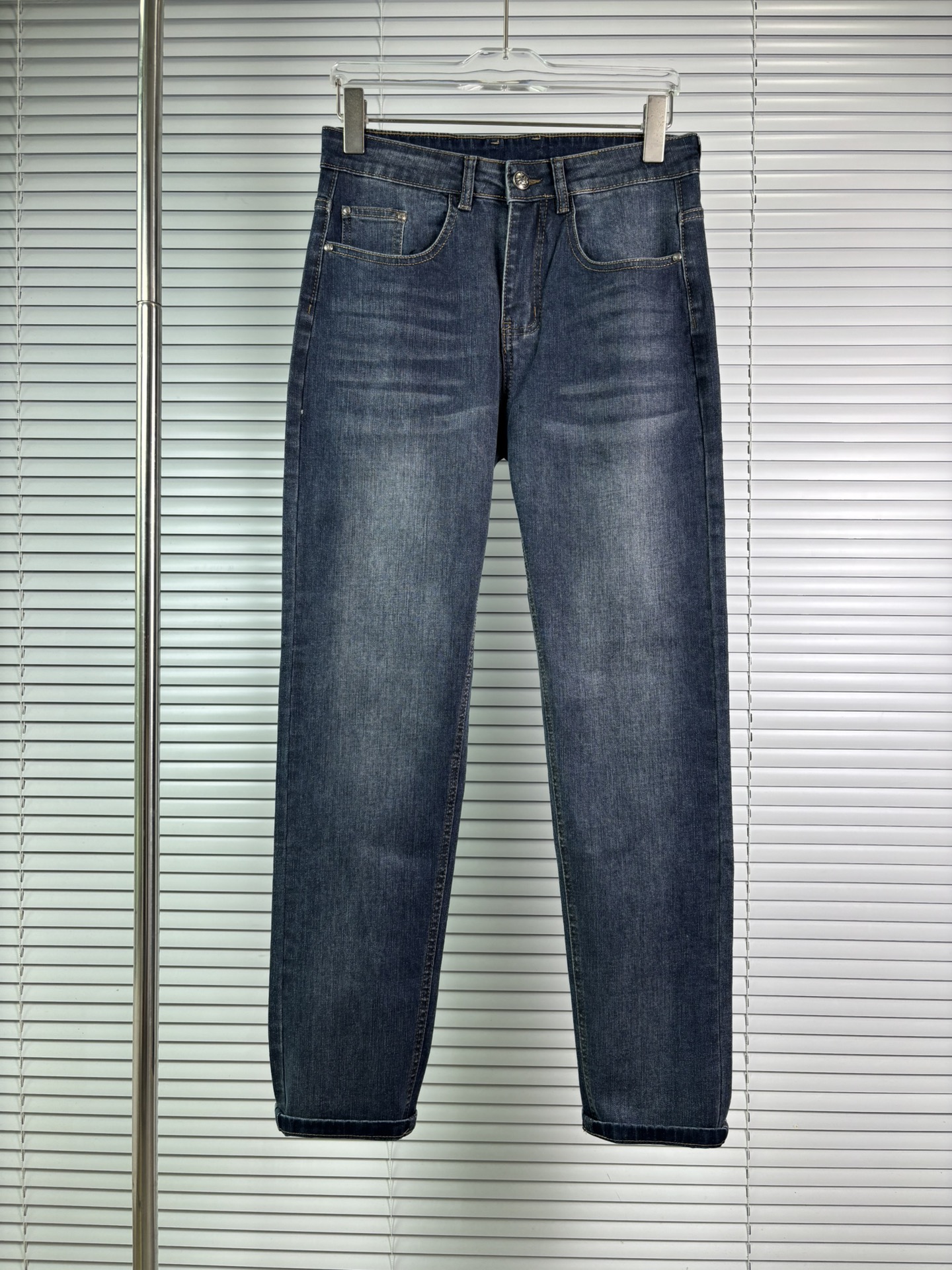 超级有范儿的一款牛仔裤，定制原版水洗牛仔面料，独特设计，顶级刺绣工艺字母图案logo，原版五金辅料装饰，