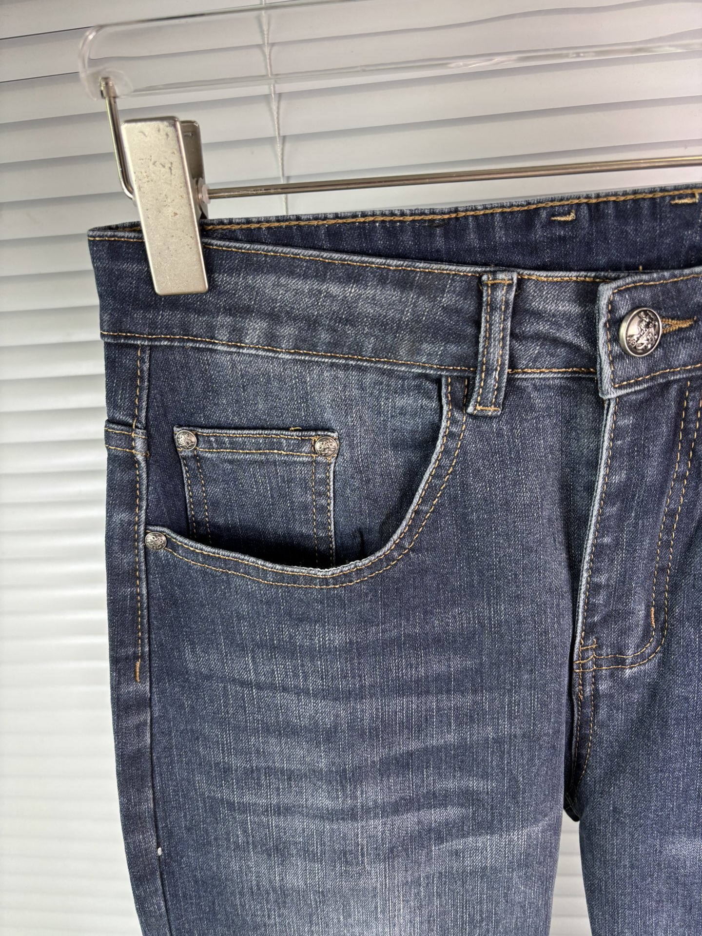 超级有范儿的一款牛仔裤，定制原版水洗牛仔面料，独特设计，顶级刺绣工艺字母图案logo，原版五金辅料装饰，