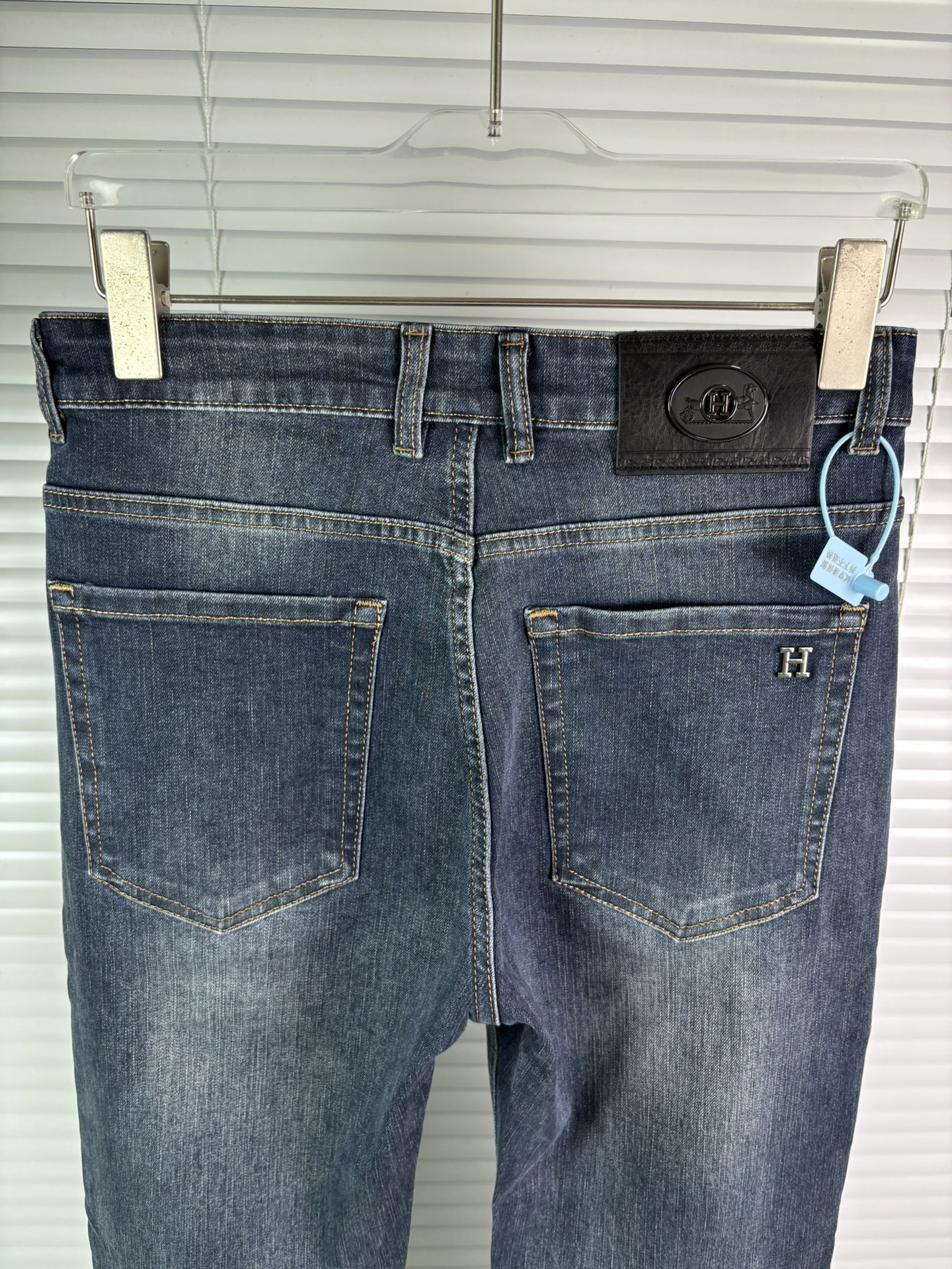 超级有范儿的一款牛仔裤，定制原版水洗牛仔面料，独特设计，顶级刺绣工艺字母图案logo，原版五金辅料装饰，