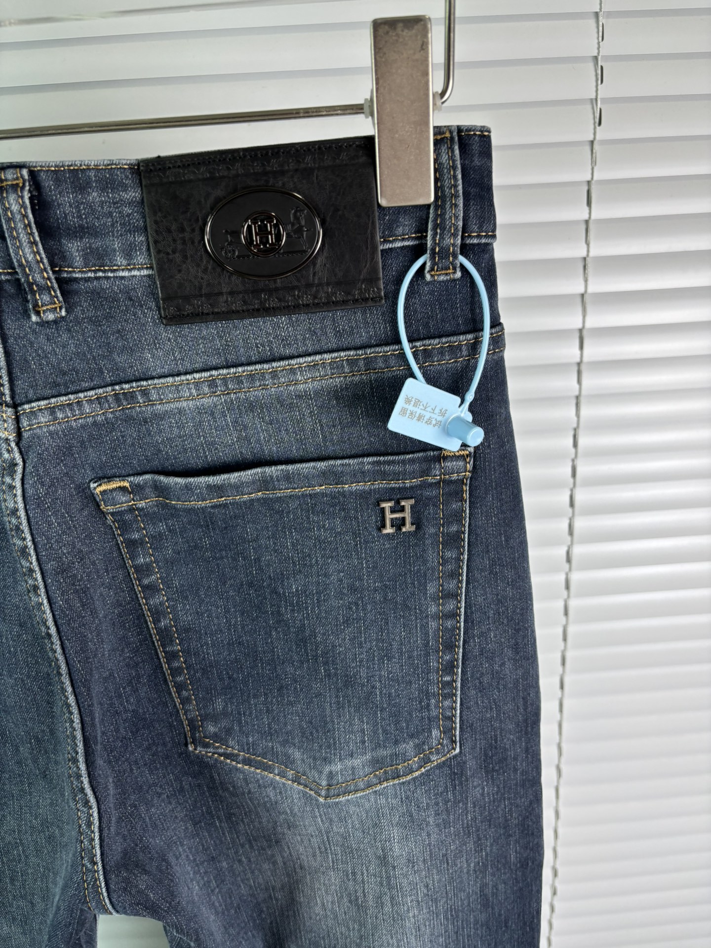 超级有范儿的一款牛仔裤，定制原版水洗牛仔面料，独特设计，顶级刺绣工艺字母图案logo，原版五金辅料装饰，