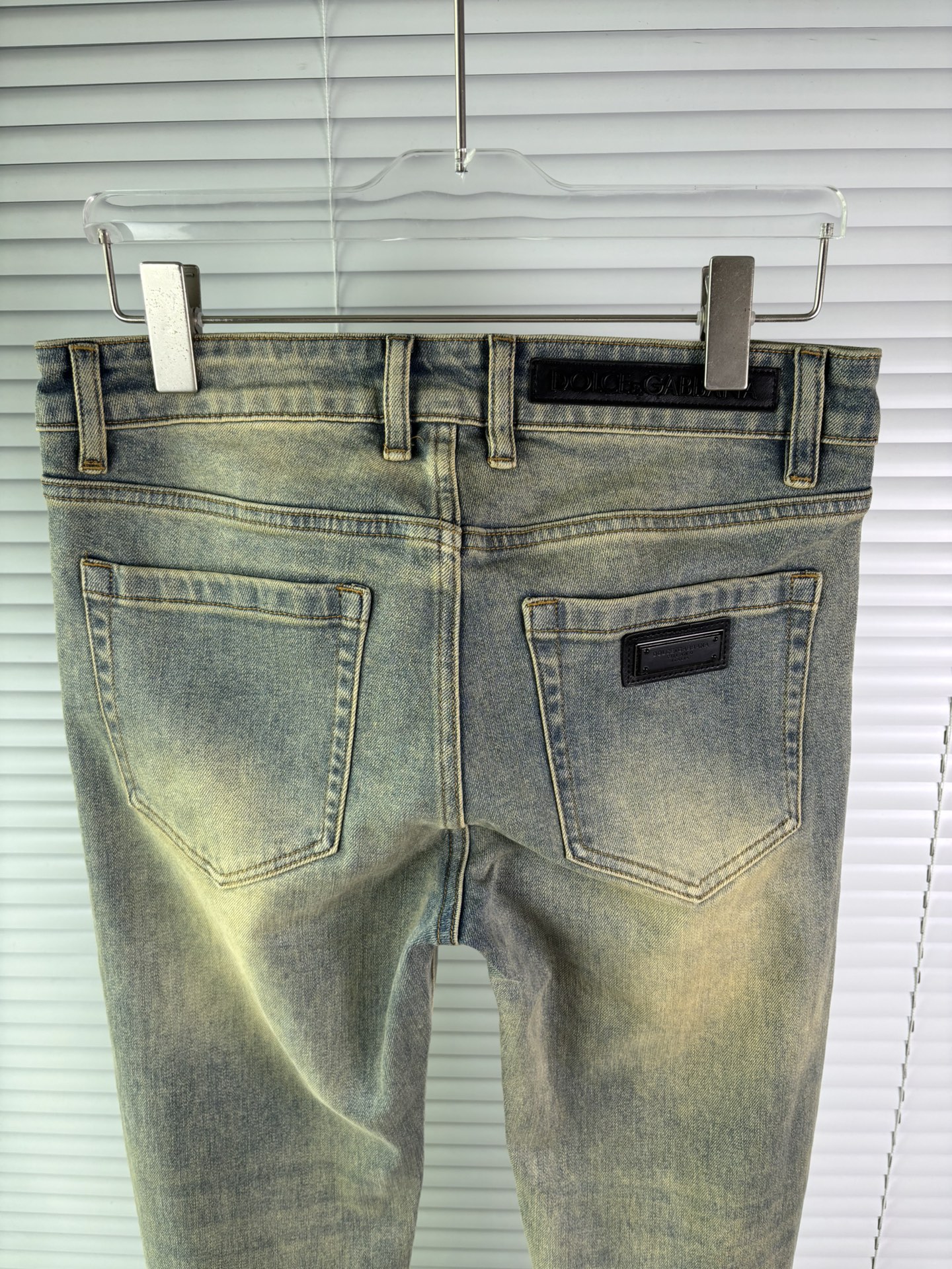 超级有范儿的一款牛仔裤，定制原版水洗牛仔面料，独特设计，顶级刺绣工艺字母图案logo，原版五金辅料装饰，