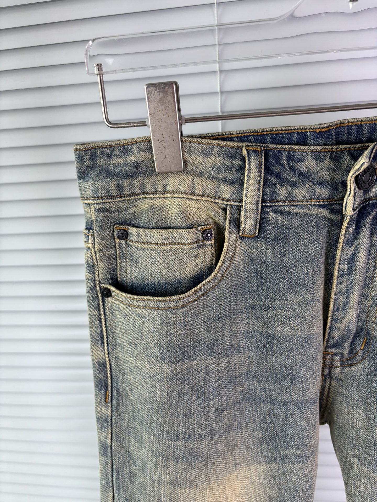 超级有范儿的一款牛仔裤，定制原版水洗牛仔面料，独特设计，顶级刺绣工艺字母图案logo，原版五金辅料装饰，