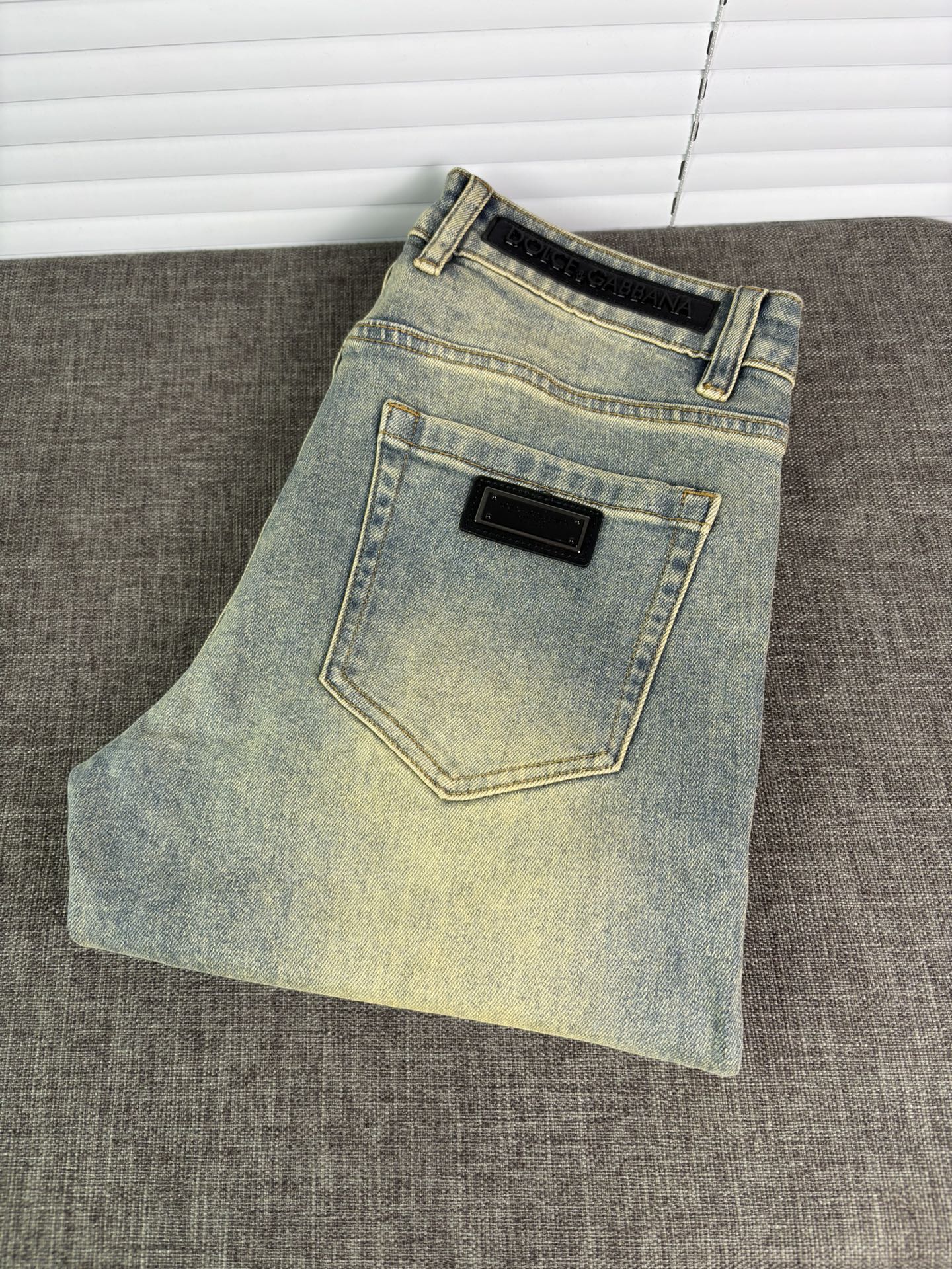 超级有范儿的一款牛仔裤，定制原版水洗牛仔面料，独特设计，顶级刺绣工艺字母图案logo，原版五金辅料装饰，