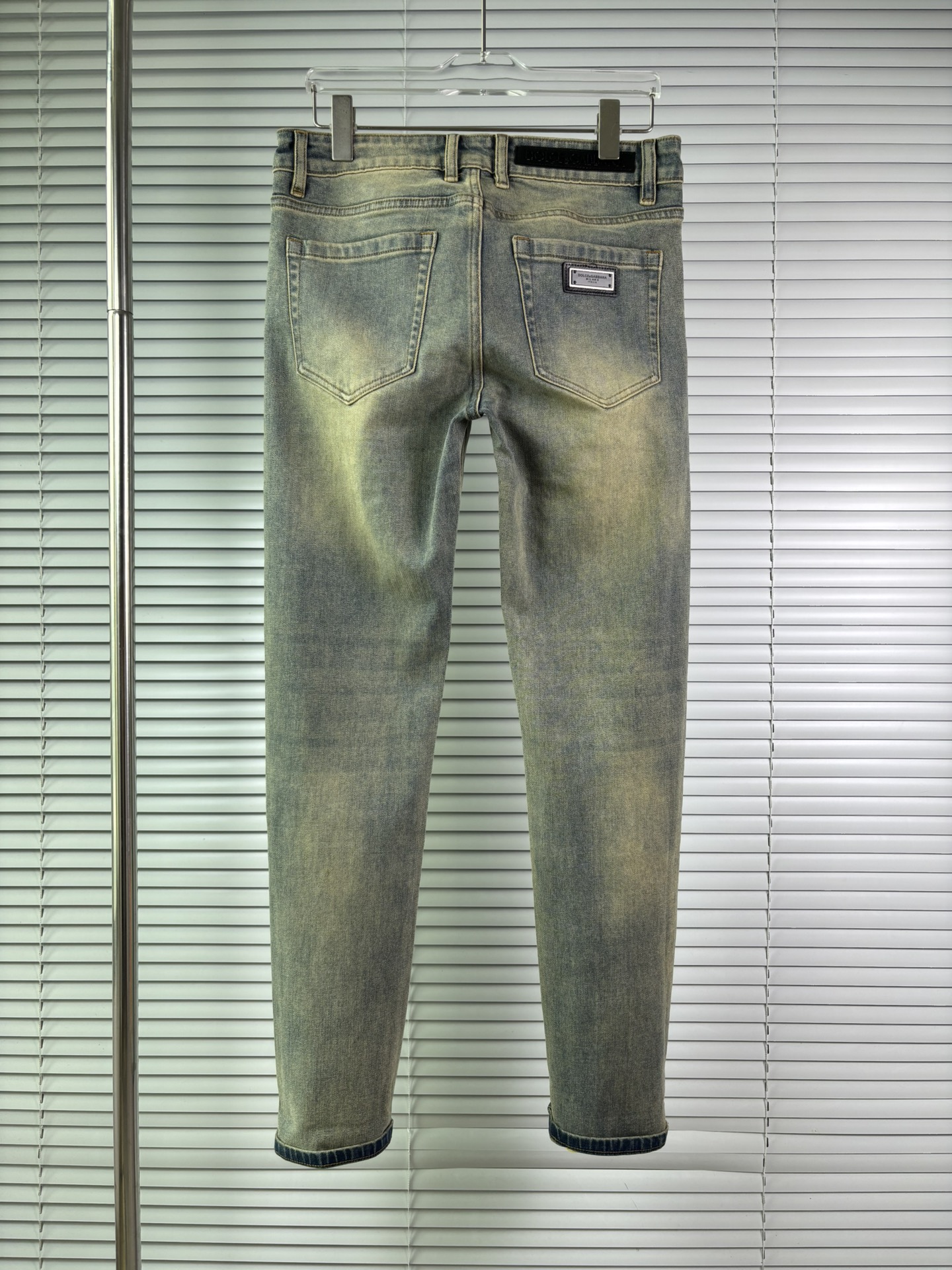 超级有范儿的一款牛仔裤，定制原版水洗牛仔面料，独特设计，顶级刺绣工艺字母图案logo，原版五金辅料装饰，