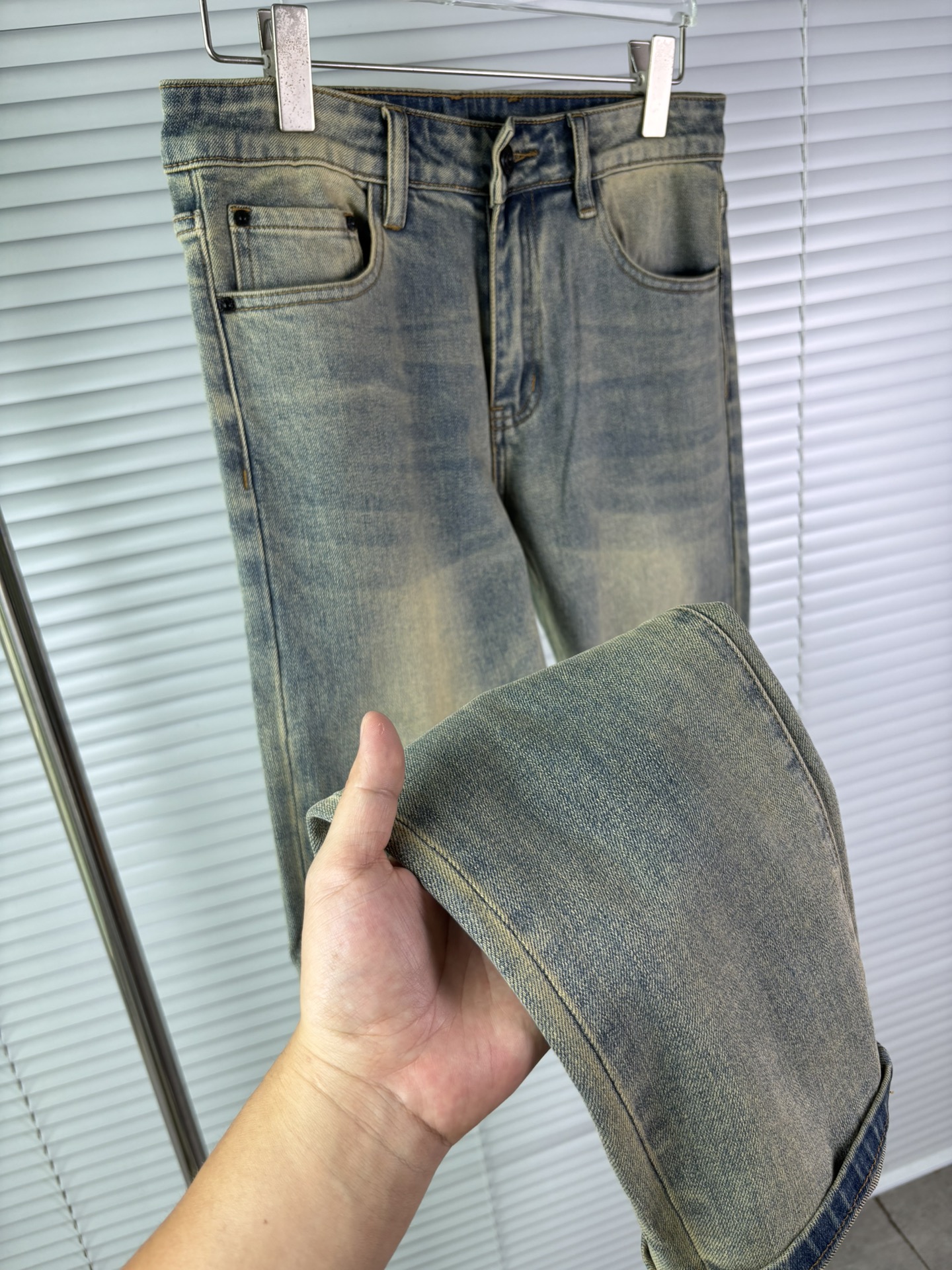 超级有范儿的一款牛仔裤，定制原版水洗牛仔面料，独特设计，顶级刺绣工艺字母图案logo，原版五金辅料装饰，