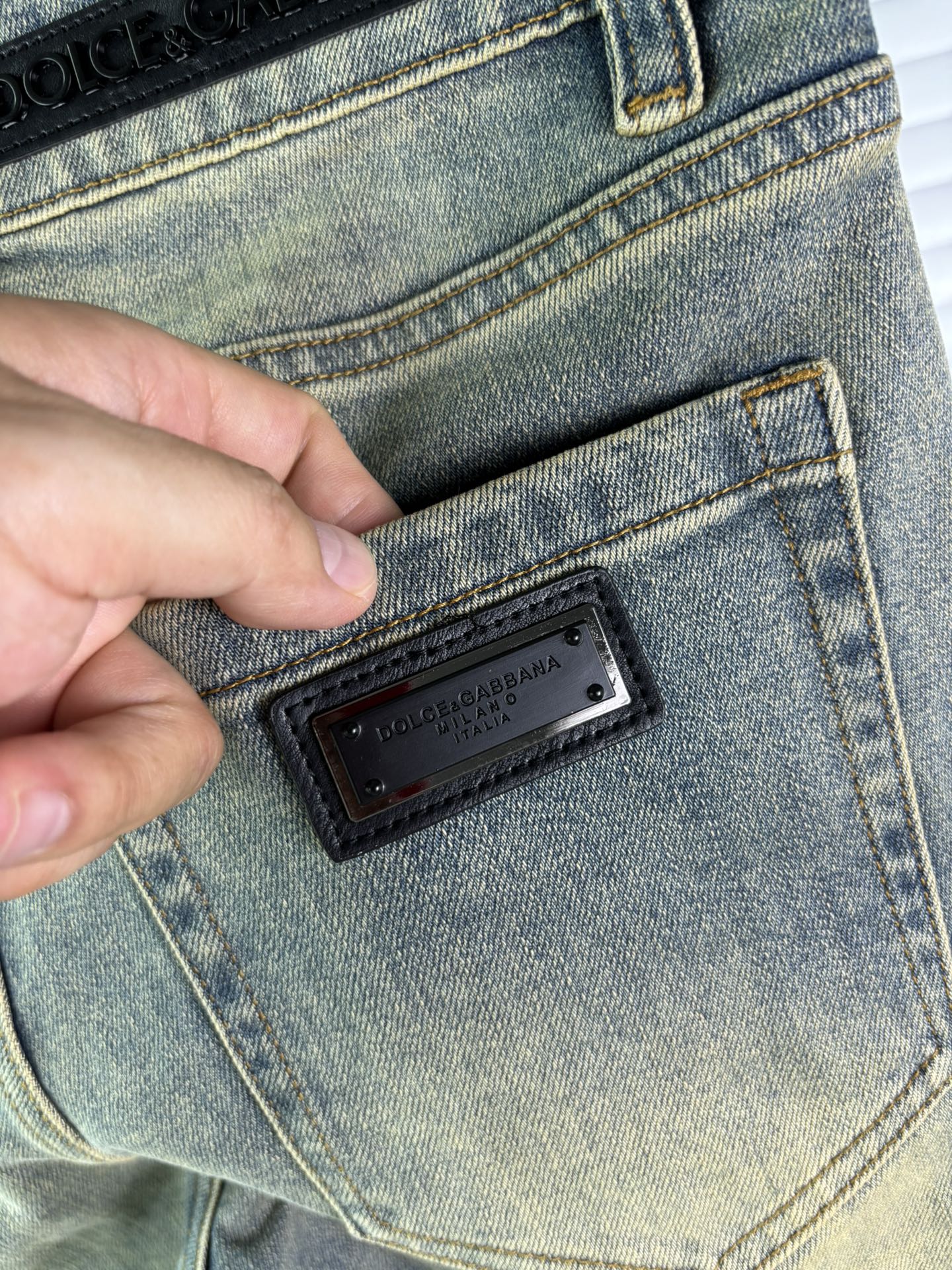 超级有范儿的一款牛仔裤，定制原版水洗牛仔面料，独特设计，顶级刺绣工艺字母图案logo，原版五金辅料装饰，