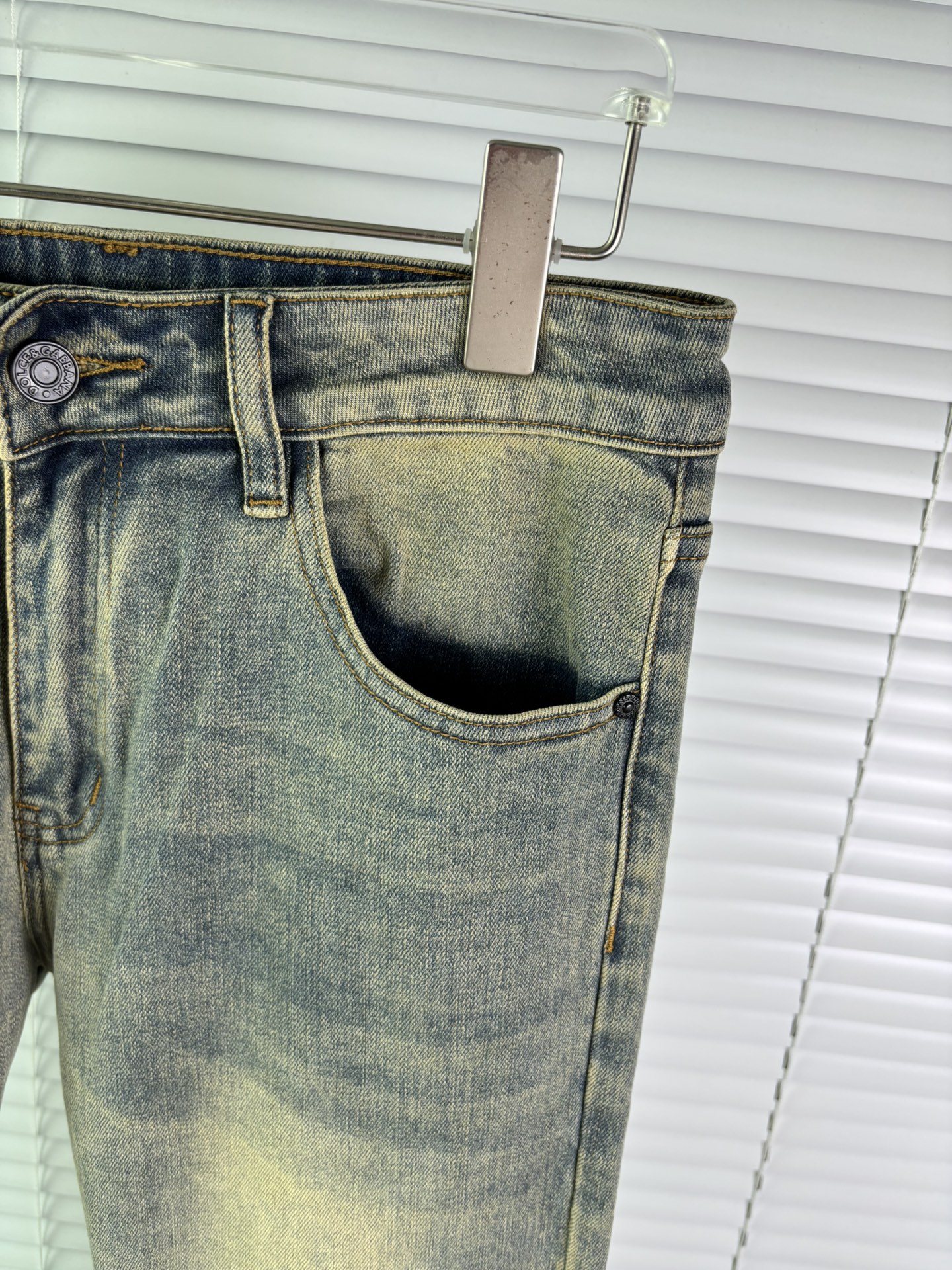 超级有范儿的一款牛仔裤，定制原版水洗牛仔面料，独特设计，顶级刺绣工艺字母图案logo，原版五金辅料装饰，