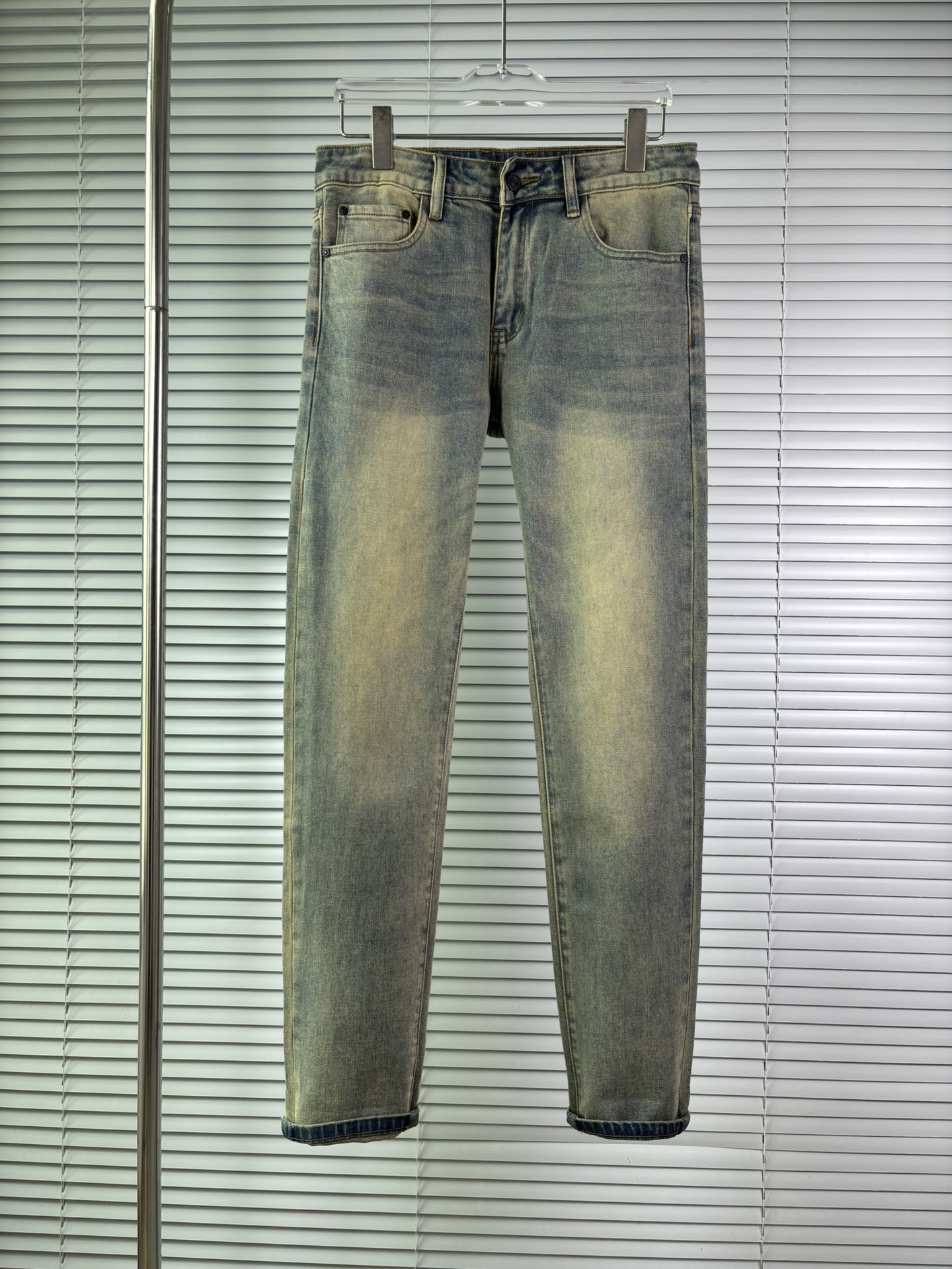 超级有范儿的一款牛仔裤，定制原版水洗牛仔面料，独特设计，顶级刺绣工艺字母图案logo，原版五金辅料装饰，