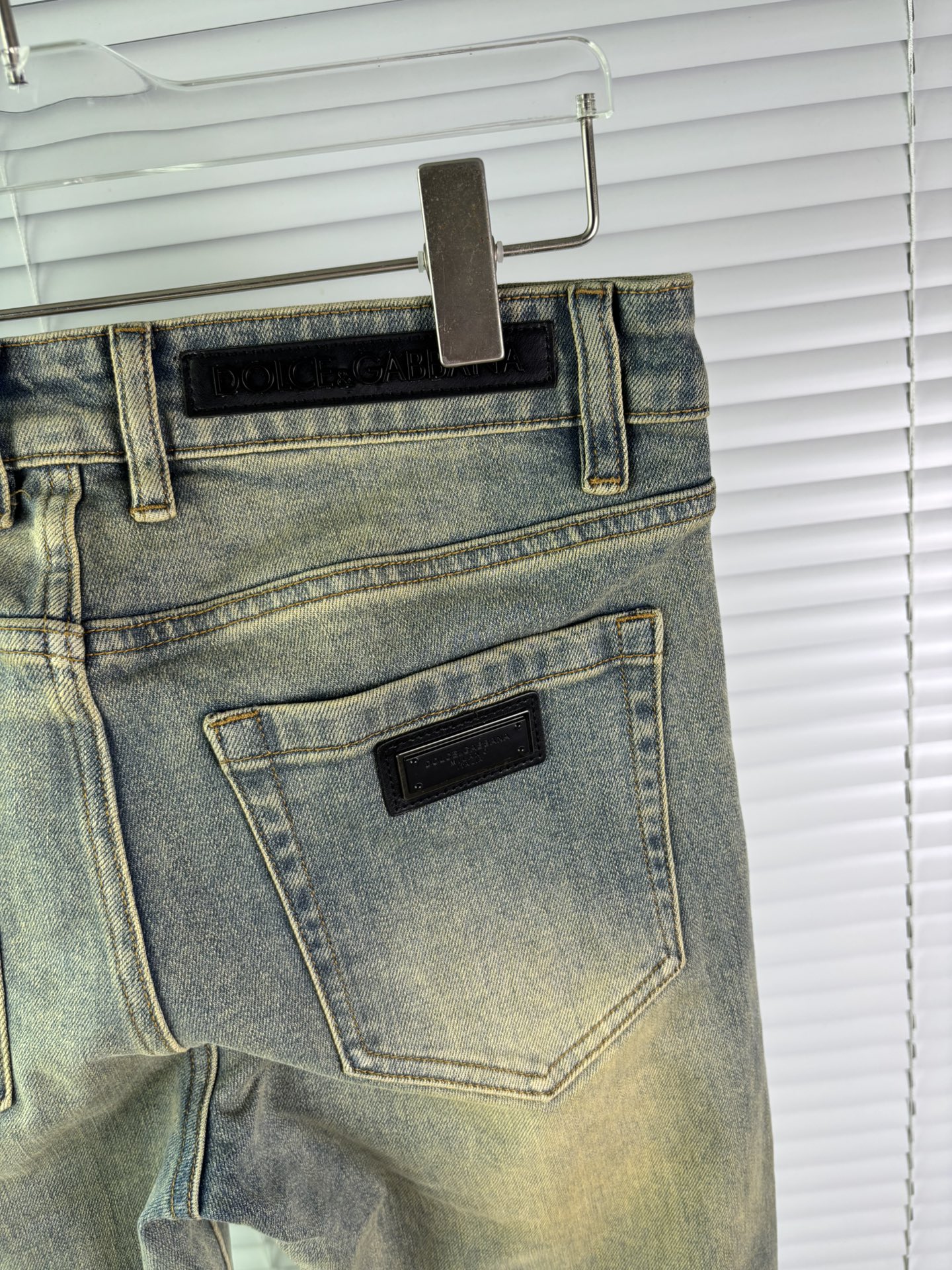 超级有范儿的一款牛仔裤，定制原版水洗牛仔面料，独特设计，顶级刺绣工艺字母图案logo，原版五金辅料装饰，