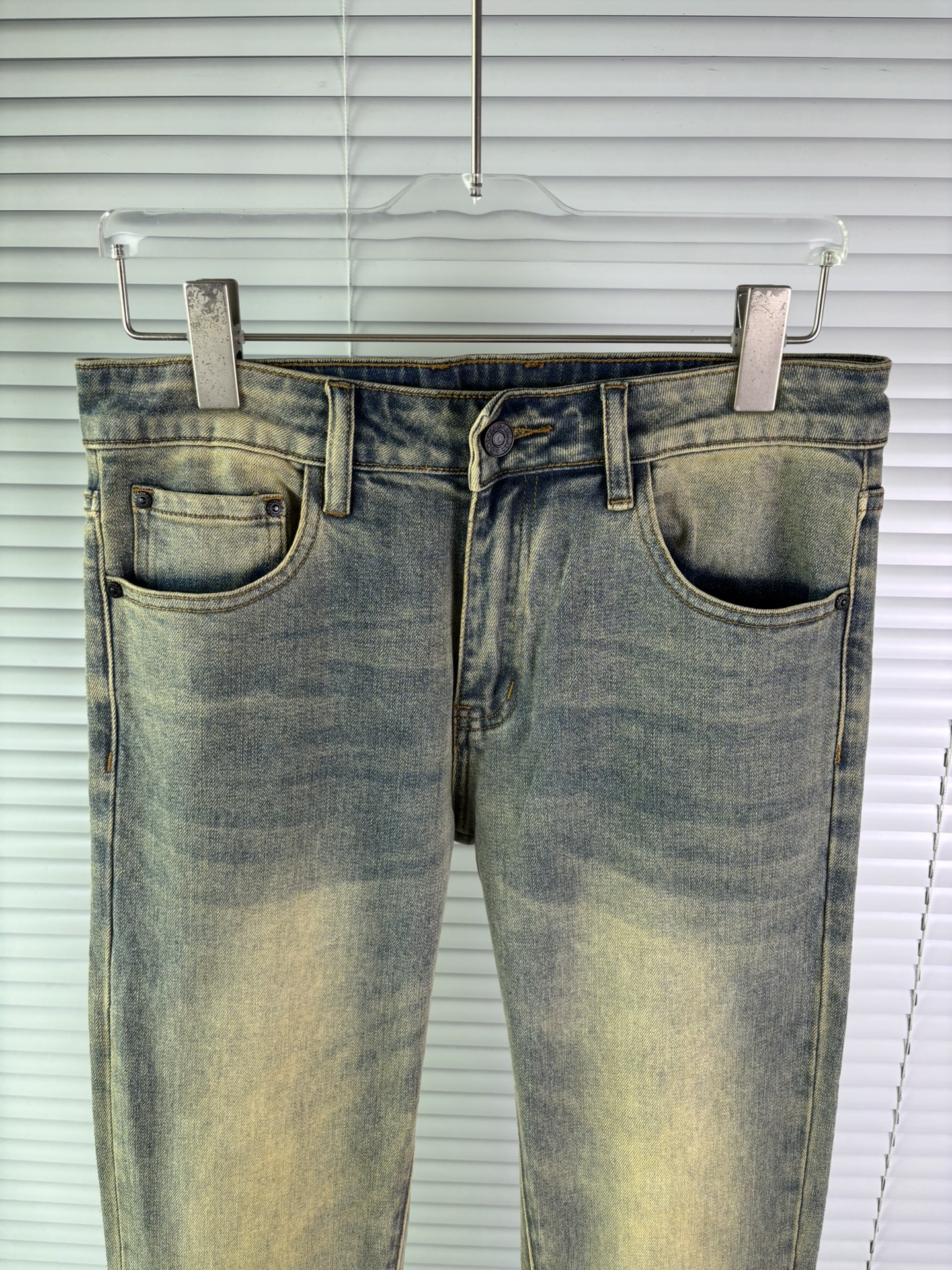 超级有范儿的一款牛仔裤，定制原版水洗牛仔面料，独特设计，顶级刺绣工艺字母图案logo，原版五金辅料装饰，