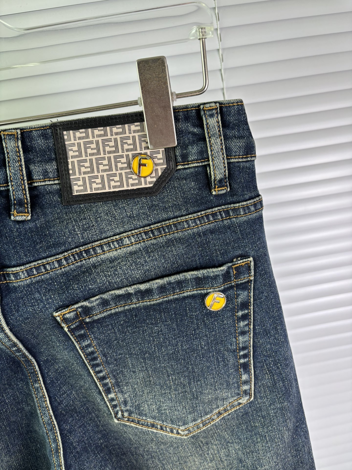超级有范儿的一款牛仔裤，定制原版水洗牛仔面料，独特设计，顶级刺绣工艺字母图案logo，原版五金辅料装饰，