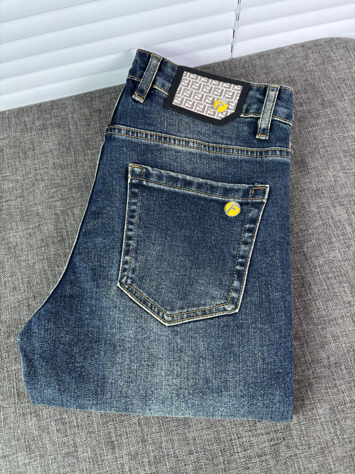 超级有范儿的一款牛仔裤，定制原版水洗牛仔面料，独特设计，顶级刺绣工艺字母图案logo，原版五金辅料装饰，