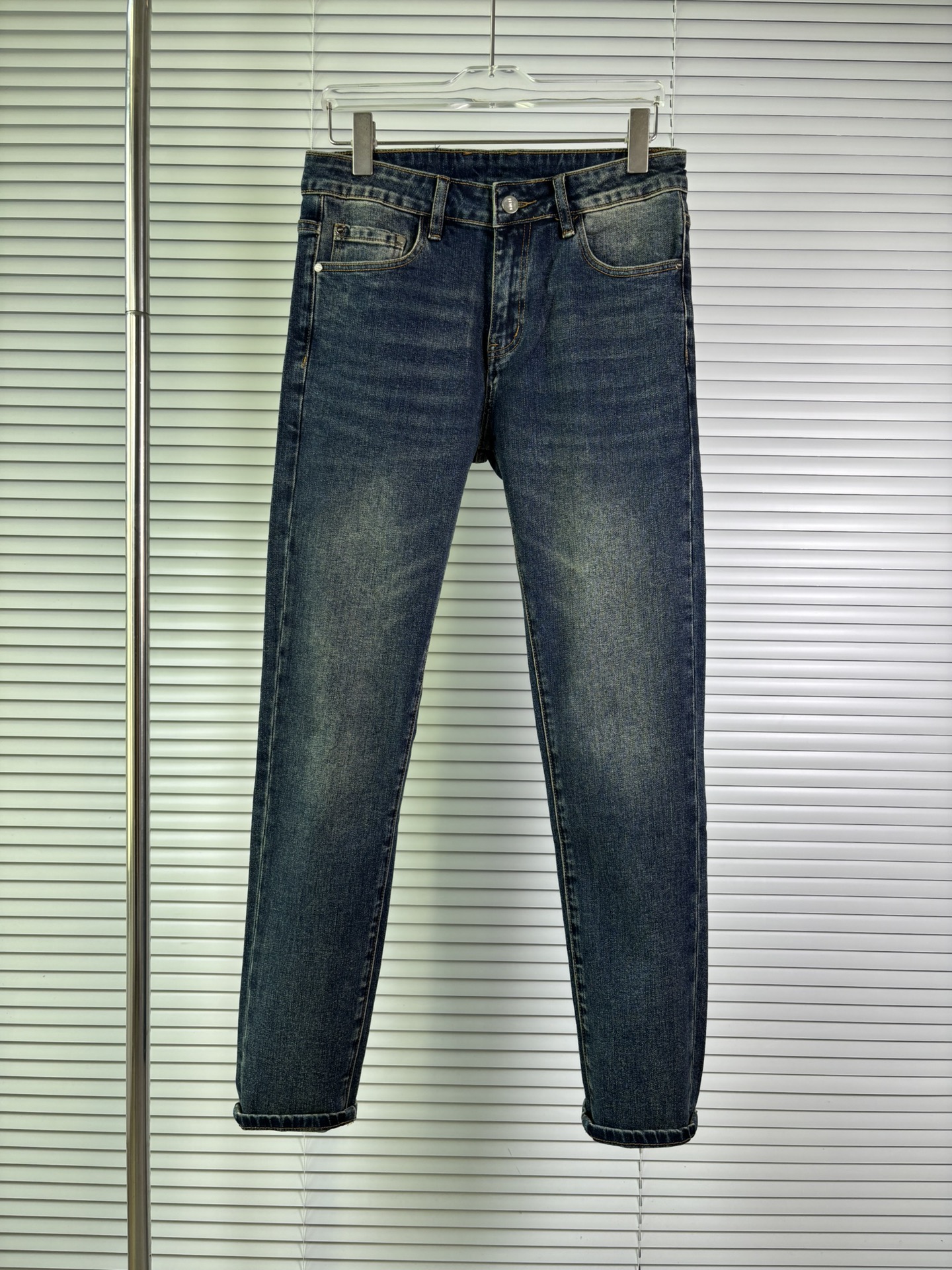 超级有范儿的一款牛仔裤，定制原版水洗牛仔面料，独特设计，顶级刺绣工艺字母图案logo，原版五金辅料装饰，