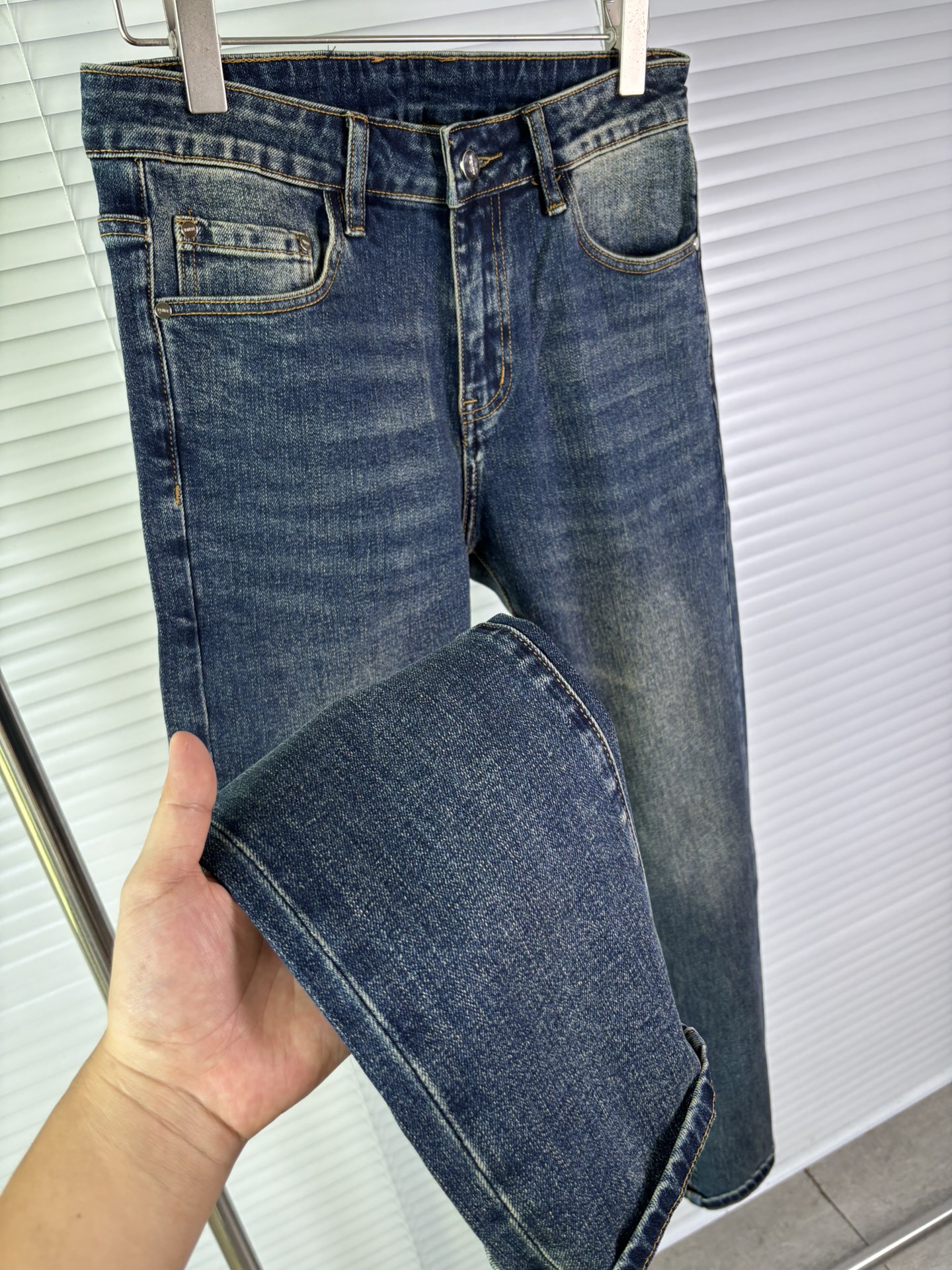 超级有范儿的一款牛仔裤，定制原版水洗牛仔面料，独特设计，顶级刺绣工艺字母图案logo，原版五金辅料装饰，