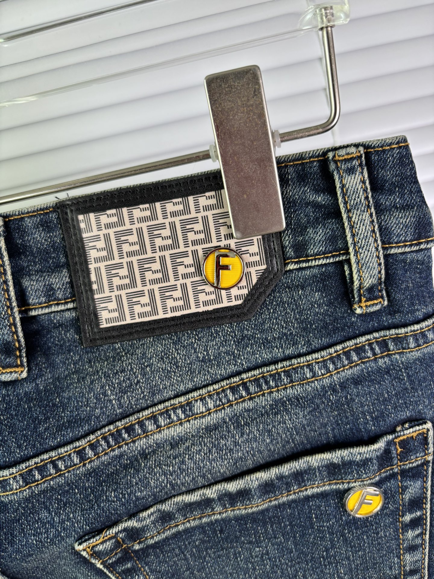 超级有范儿的一款牛仔裤，定制原版水洗牛仔面料，独特设计，顶级刺绣工艺字母图案logo，原版五金辅料装饰，