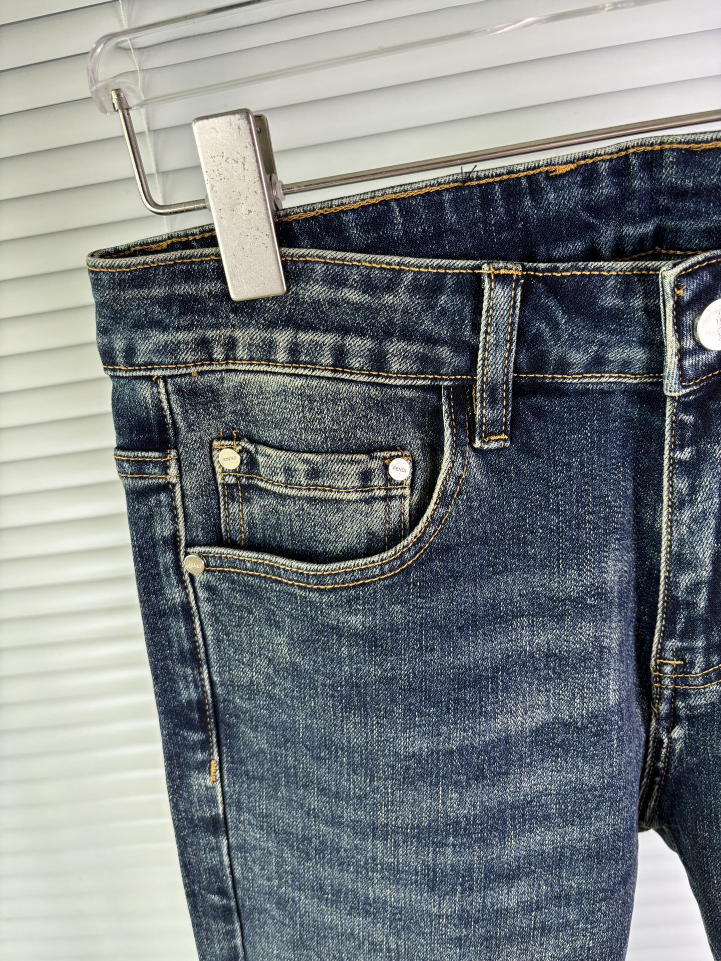 超级有范儿的一款牛仔裤，定制原版水洗牛仔面料，独特设计，顶级刺绣工艺字母图案logo，原版五金辅料装饰，