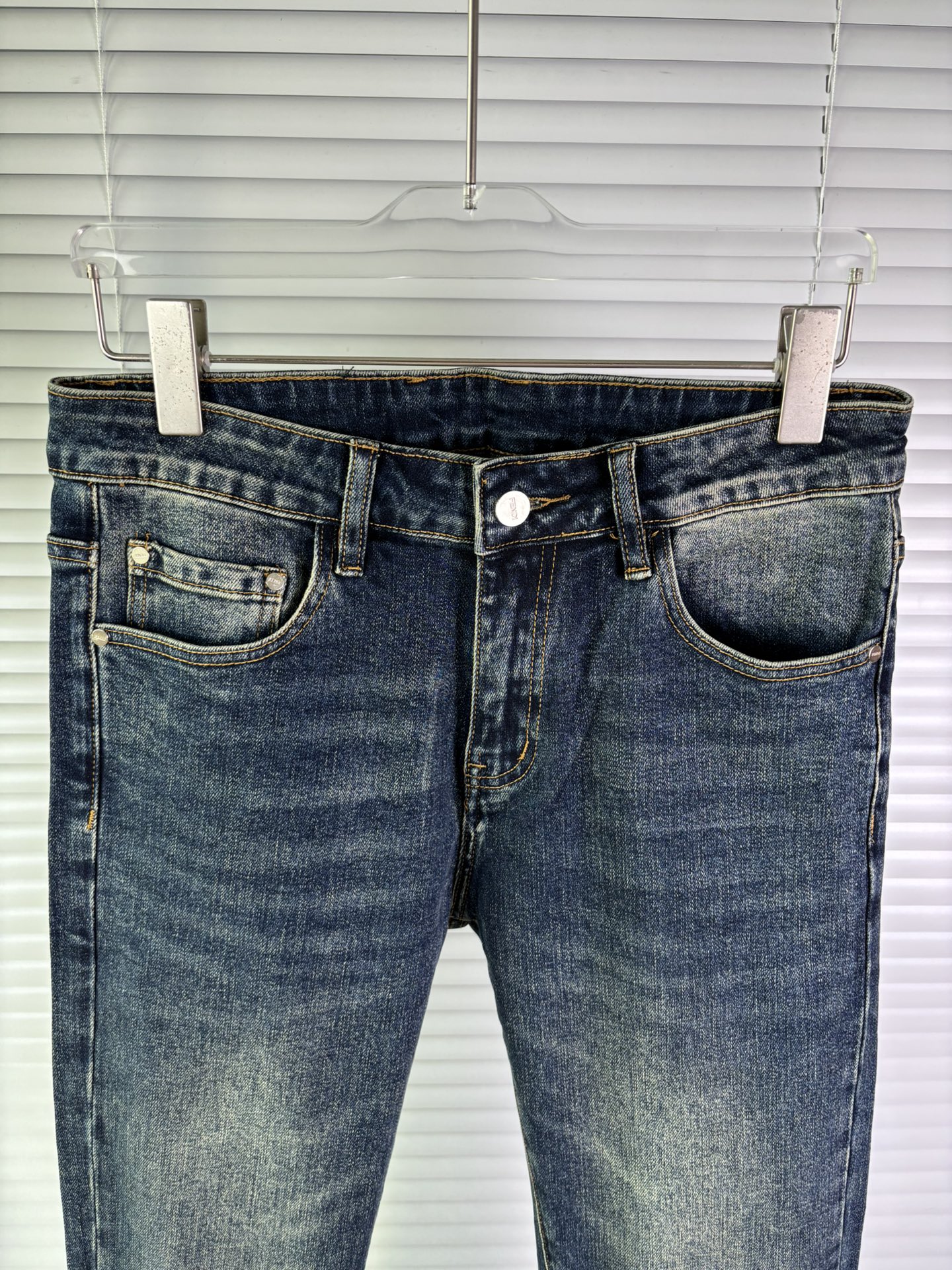 超级有范儿的一款牛仔裤，定制原版水洗牛仔面料，独特设计，顶级刺绣工艺字母图案logo，原版五金辅料装饰，