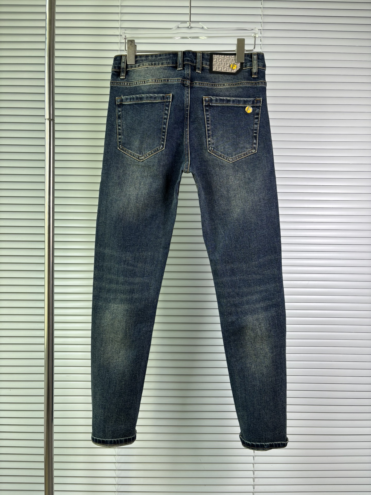 超级有范儿的一款牛仔裤，定制原版水洗牛仔面料，独特设计，顶级刺绣工艺字母图案logo，原版五金辅料装饰，