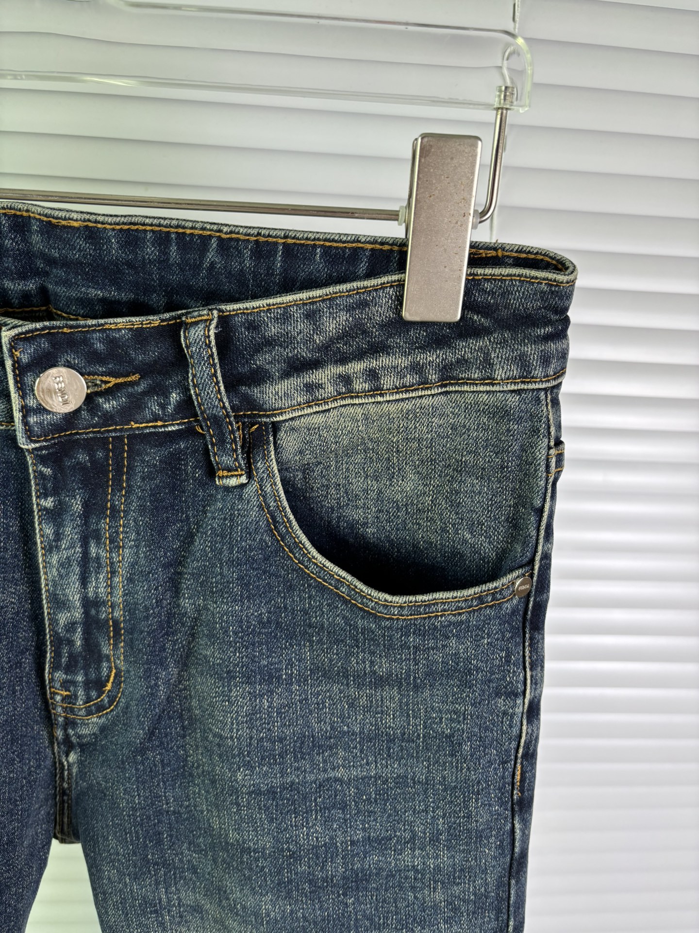 超级有范儿的一款牛仔裤，定制原版水洗牛仔面料，独特设计，顶级刺绣工艺字母图案logo，原版五金辅料装饰，