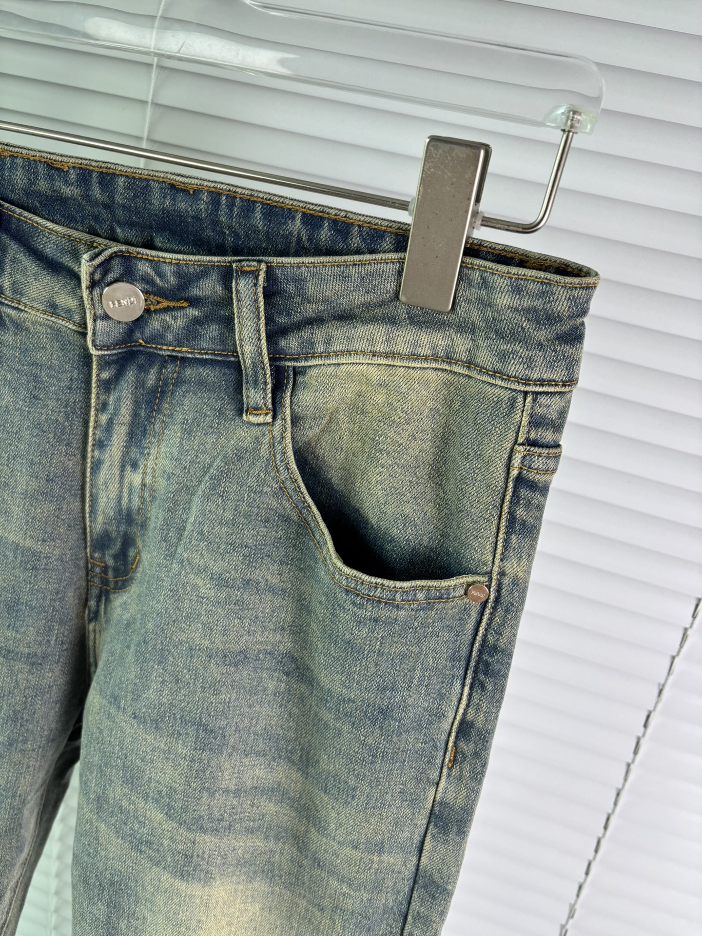 超级有范儿的一款牛仔裤，定制原版水洗牛仔面料，独特设计，顶级刺绣工艺字母图案logo，原版五金辅料装饰，