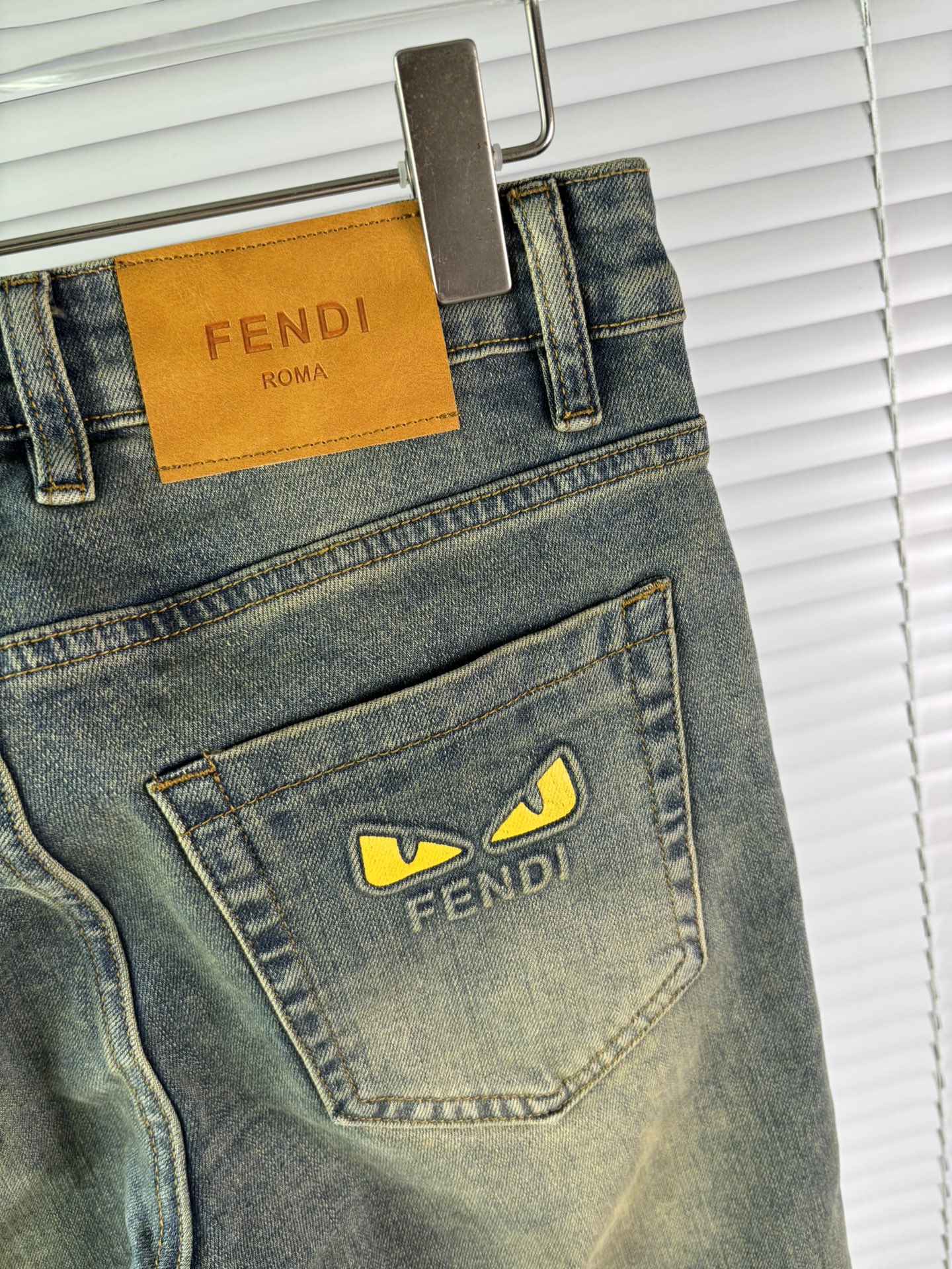 超级有范儿的一款牛仔裤，定制原版水洗牛仔面料，独特设计，顶级刺绣工艺字母图案logo，原版五金辅料装饰，