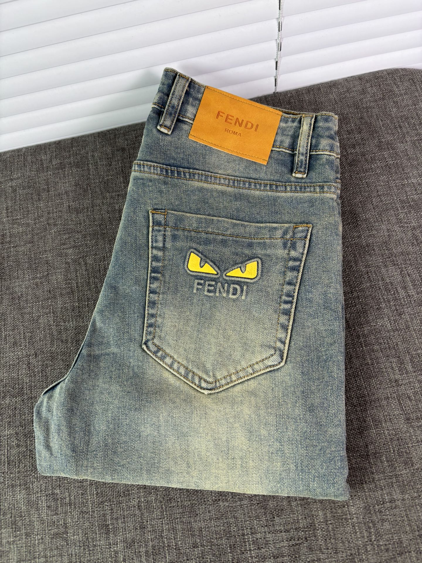 超级有范儿的一款牛仔裤，定制原版水洗牛仔面料，独特设计，顶级刺绣工艺字母图案logo，原版五金辅料装饰，