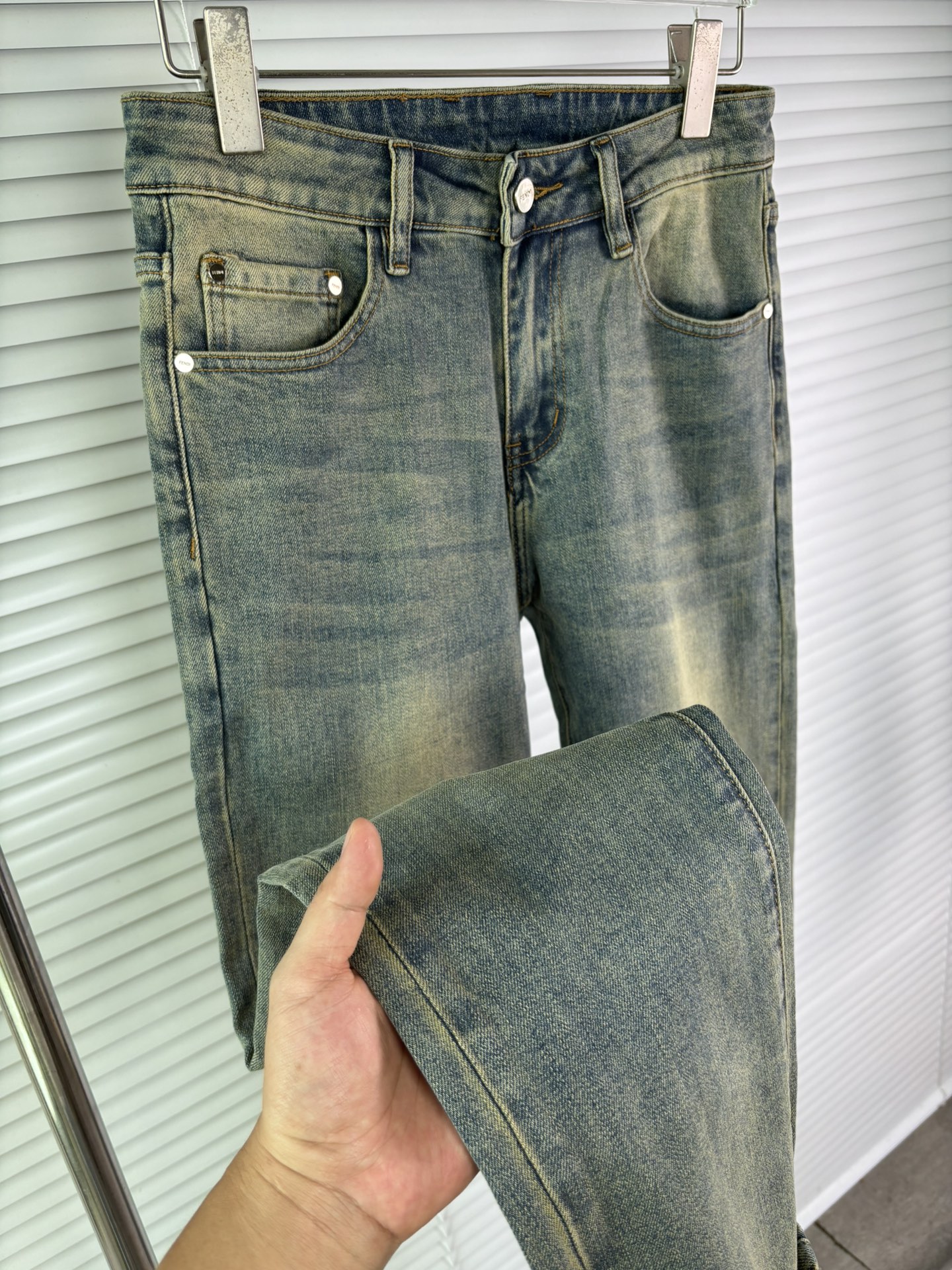 超级有范儿的一款牛仔裤，定制原版水洗牛仔面料，独特设计，顶级刺绣工艺字母图案logo，原版五金辅料装饰，