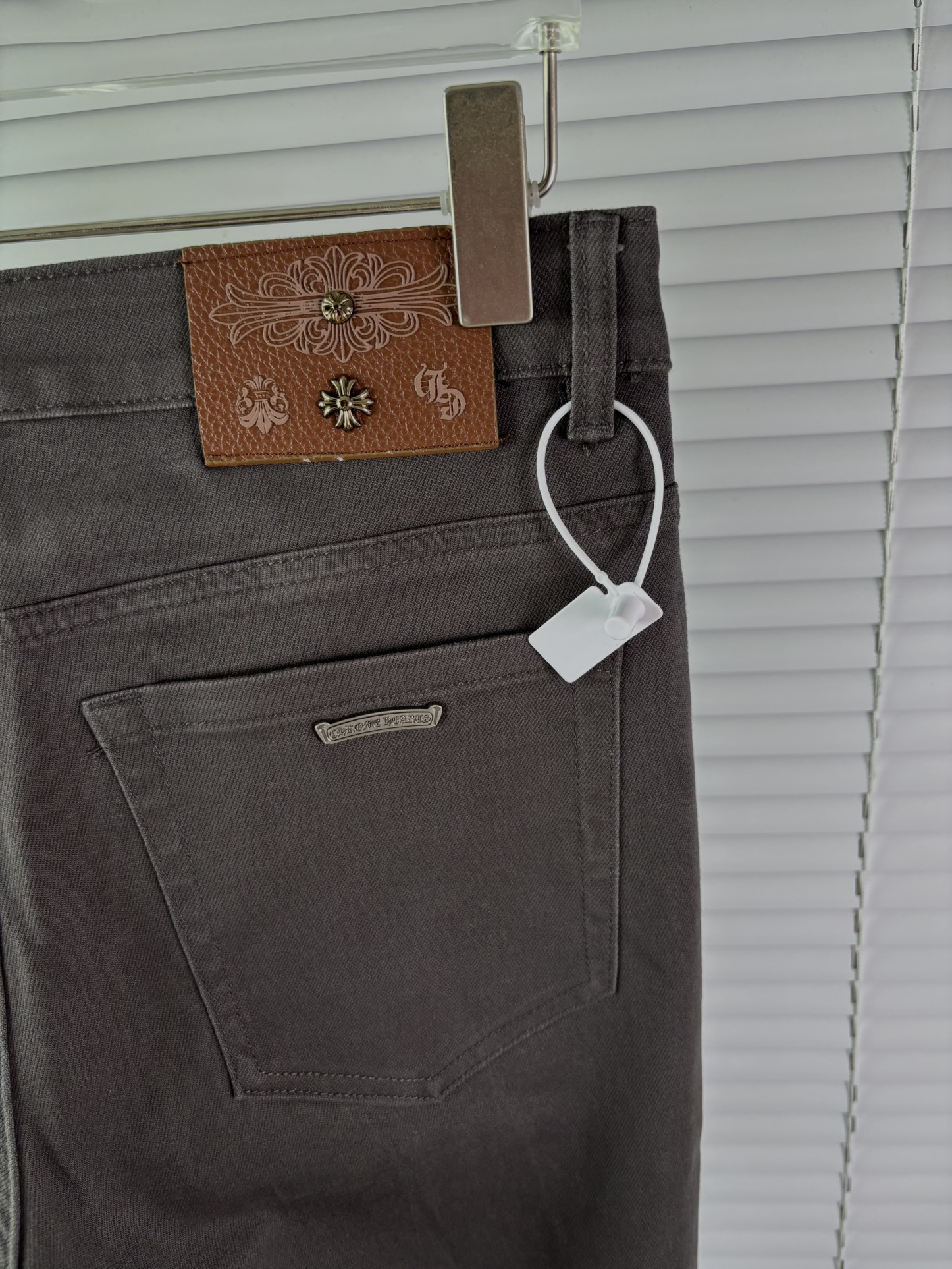 超级有范儿的一款牛仔裤，定制原版水洗牛仔面料，独特设计，顶级刺绣工艺字母图案logo，原版五金辅料装饰，