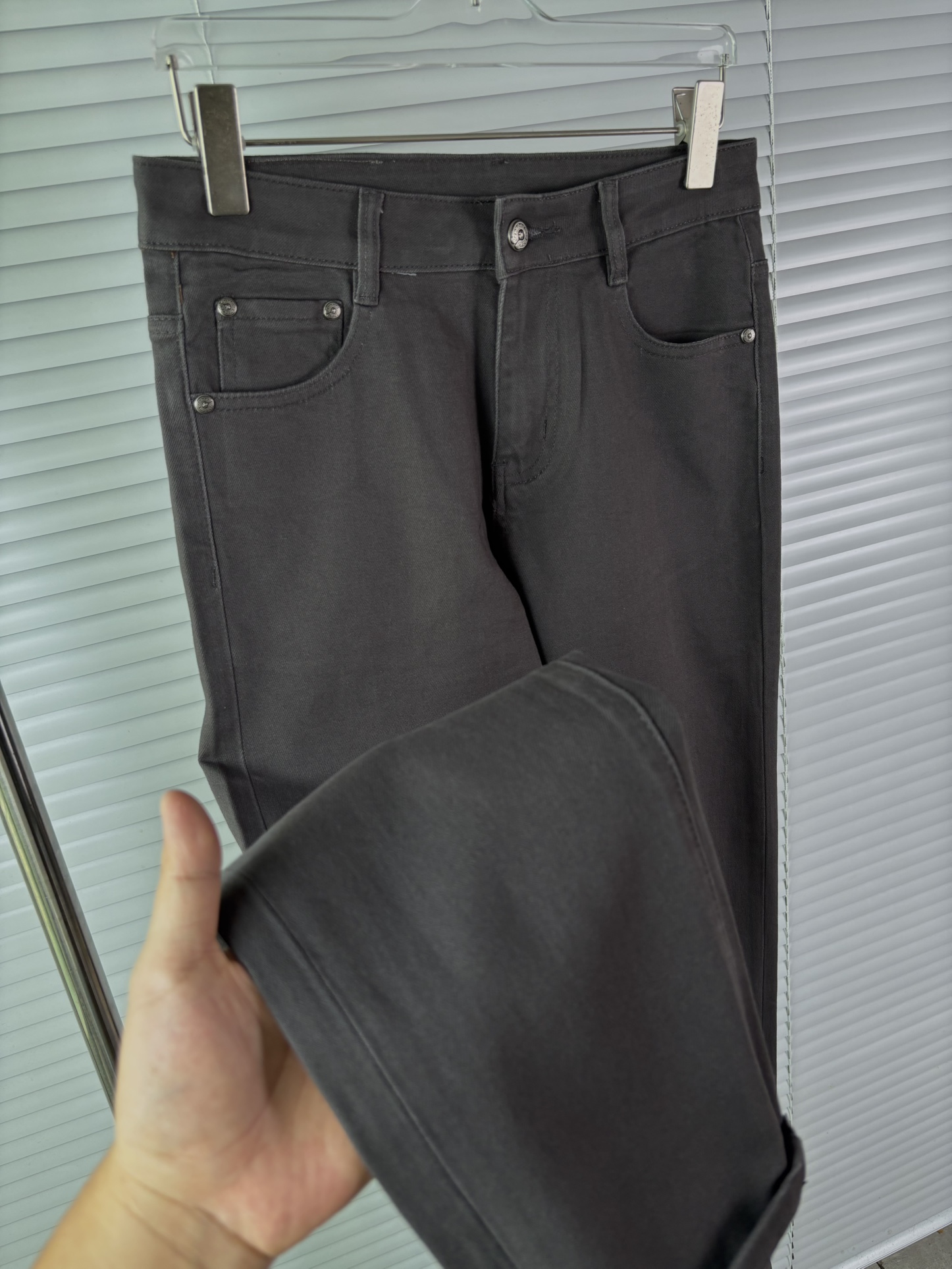 超级有范儿的一款牛仔裤，定制原版水洗牛仔面料，独特设计，顶级刺绣工艺字母图案logo，原版五金辅料装饰，