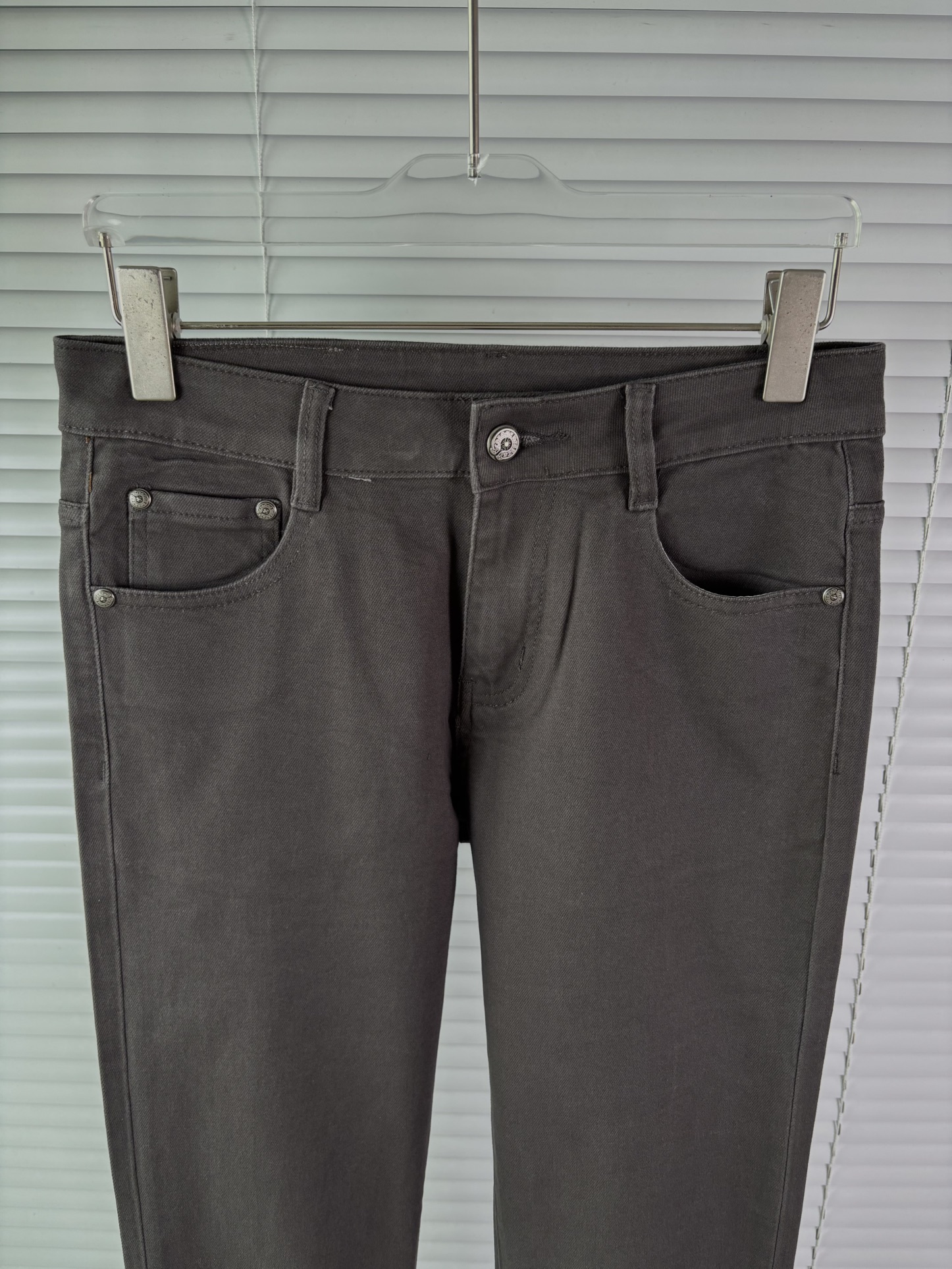 超级有范儿的一款牛仔裤，定制原版水洗牛仔面料，独特设计，顶级刺绣工艺字母图案logo，原版五金辅料装饰，