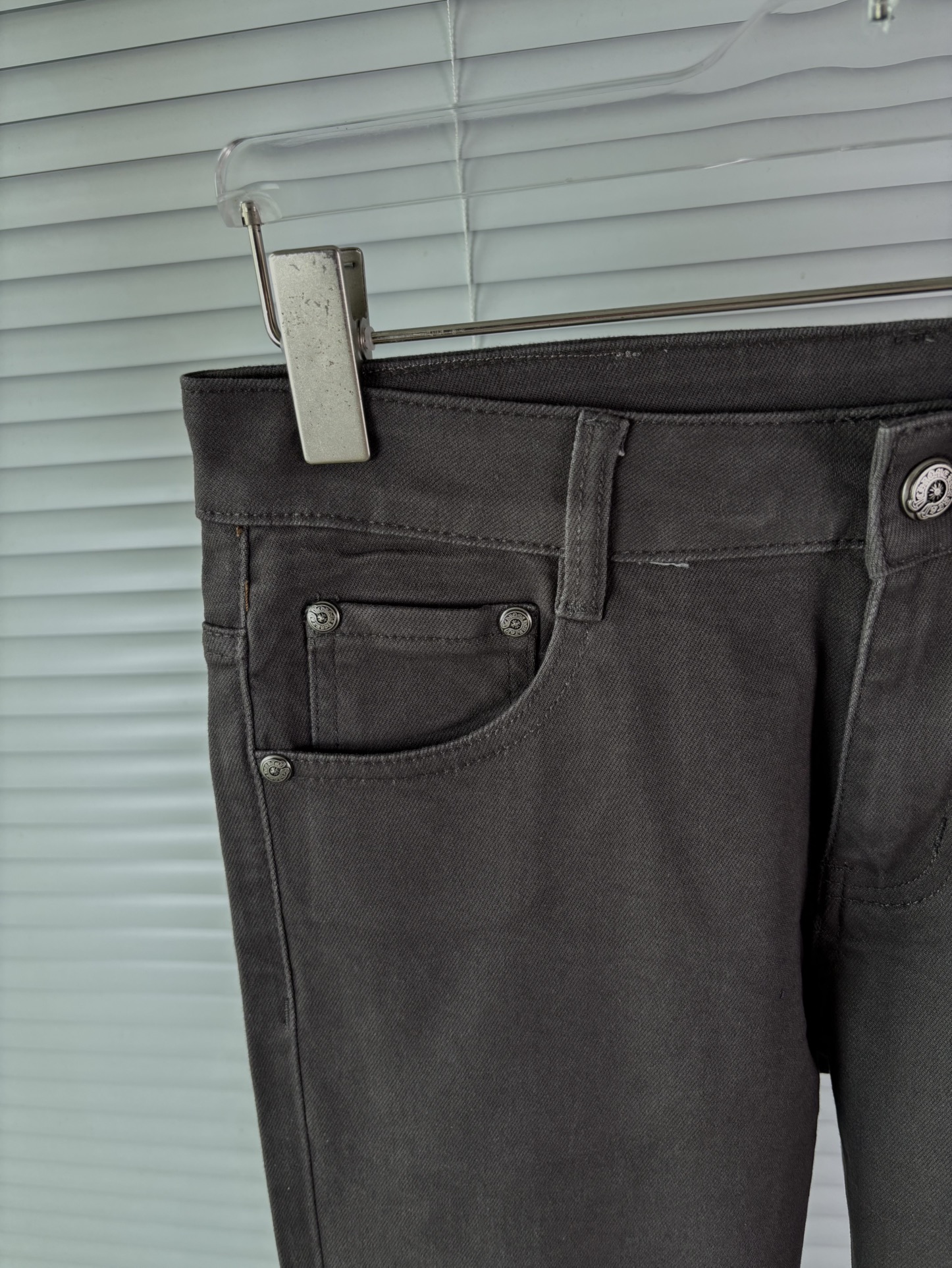 超级有范儿的一款牛仔裤，定制原版水洗牛仔面料，独特设计，顶级刺绣工艺字母图案logo，原版五金辅料装饰，