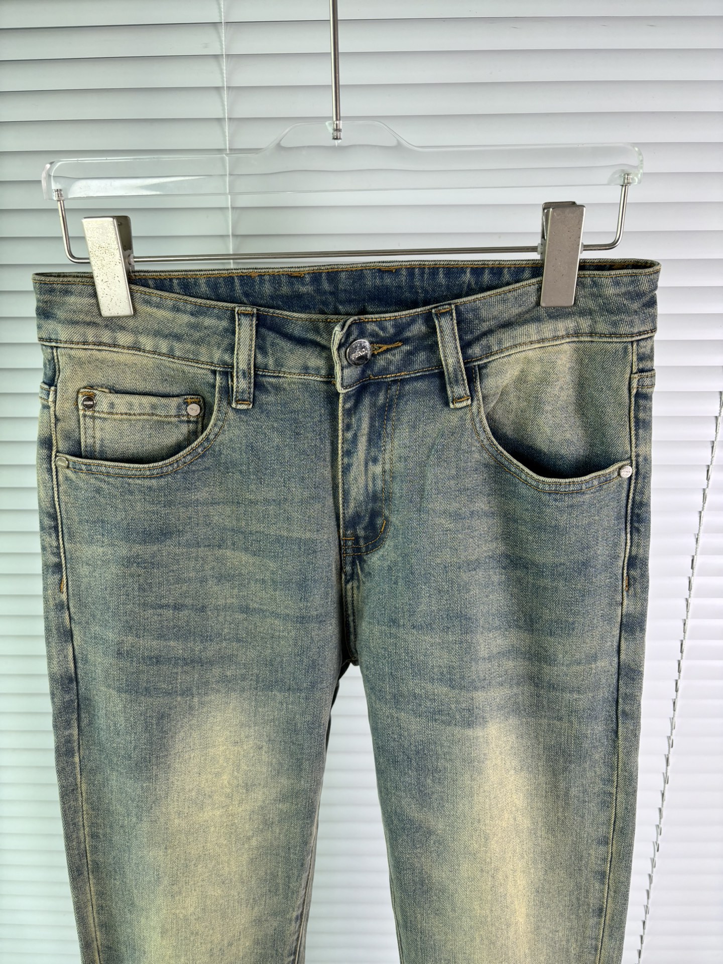 超级有范儿的一款牛仔裤，定制原版水洗牛仔面料，独特设计，顶级刺绣工艺字母图案logo，原版五金辅料装饰，