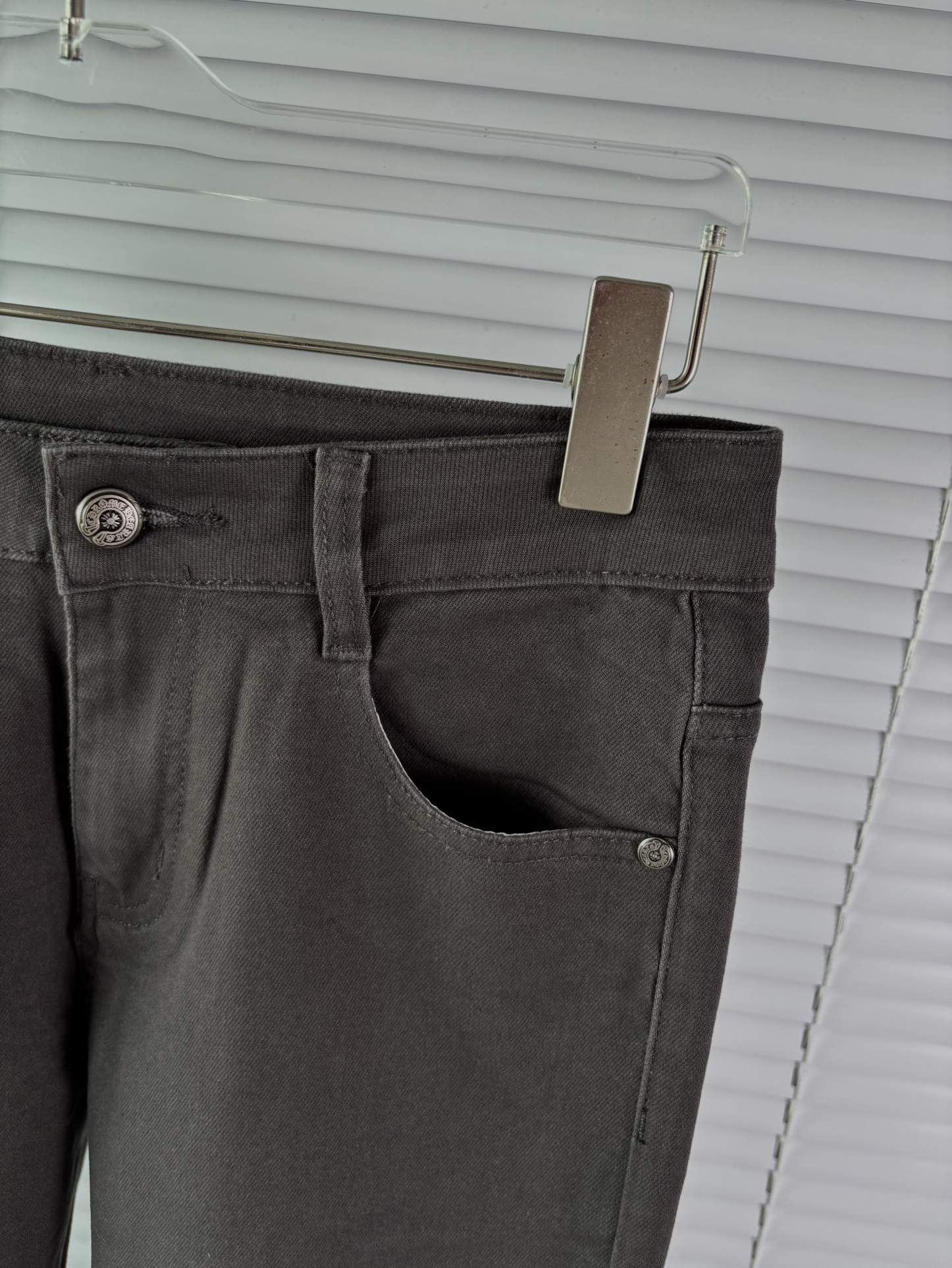 超级有范儿的一款牛仔裤，定制原版水洗牛仔面料，独特设计，顶级刺绣工艺字母图案logo，原版五金辅料装饰，