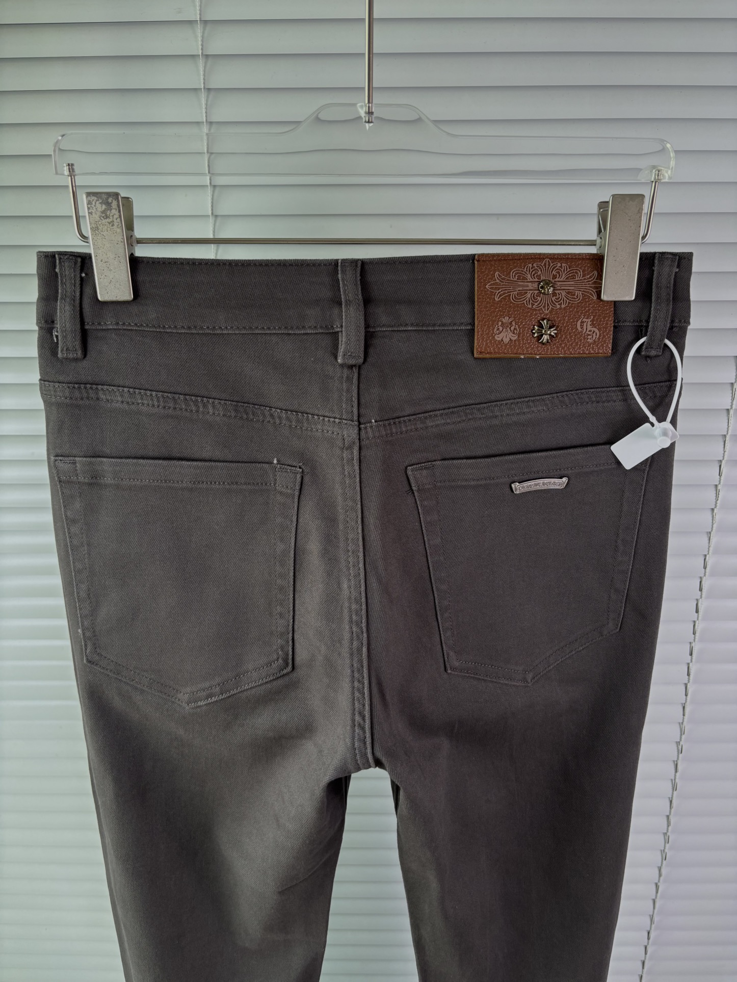 超级有范儿的一款牛仔裤，定制原版水洗牛仔面料，独特设计，顶级刺绣工艺字母图案logo，原版五金辅料装饰，