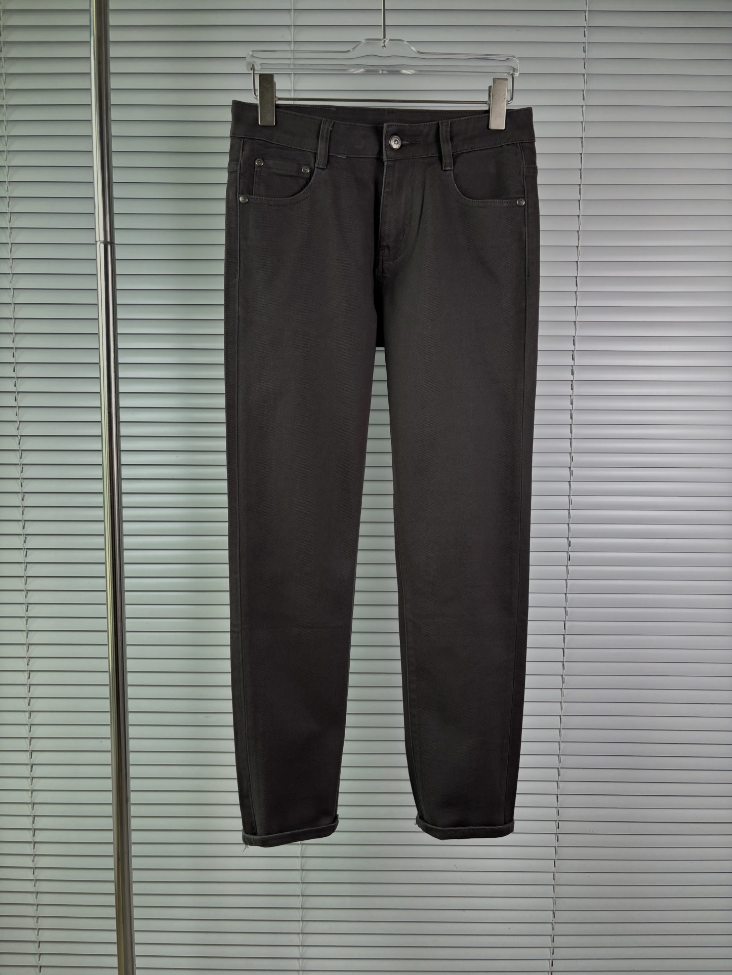 超级有范儿的一款牛仔裤，定制原版水洗牛仔面料，独特设计，顶级刺绣工艺字母图案logo，原版五金辅料装饰，