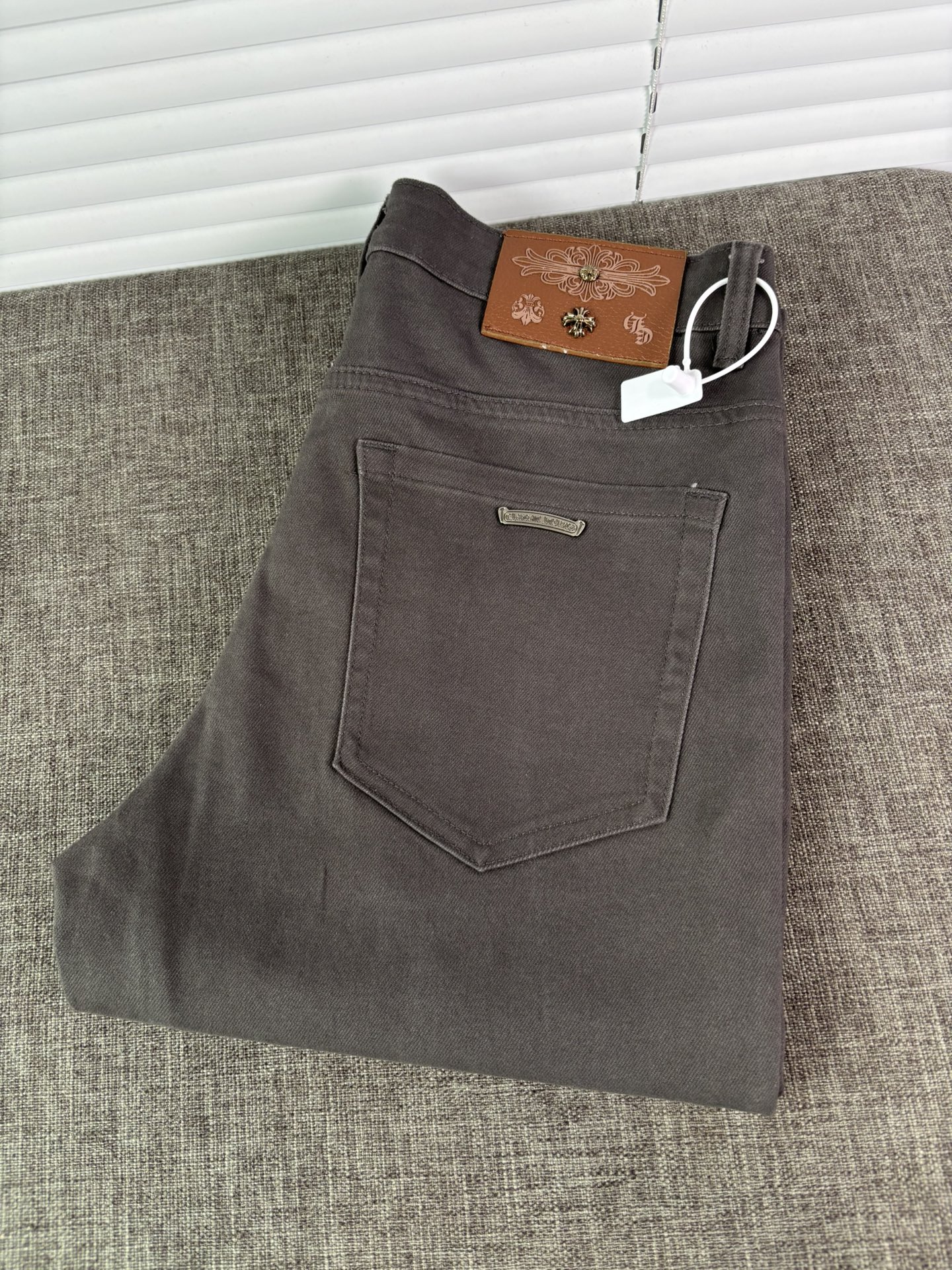 NO:627265,A super classy pair of jeans, customized original washed denim fabric, unique design, top-notch embroidered letter pattern logo, original hardware accessories decoration, an extremely outstanding pair of jeans, the materials and craftsmanship are extremely luxurious and exquisite, extremely high-grade, handsome and stylish upper body, recommended, 29-38 no 35; 37,,jeans,alexander wang19860909超级有范儿的一款牛仔裤,定制原版水洗牛仔面料,独特设计,顶级刺绣工艺字母图案logo,原版五金辅料装饰,极为翘楚的一款牛仔裤,用料与工艺都极致奢华精湛,档次极高,上身帅气有型,推荐,29-38没35；37,,jeans,alexander wang,Men's clothing