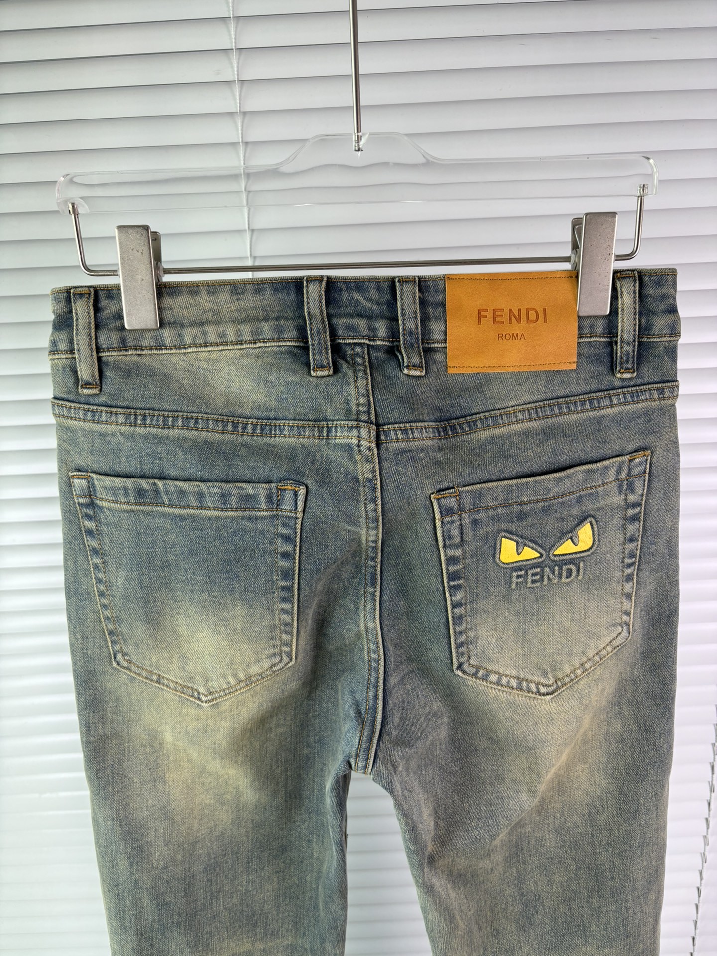 超级有范儿的一款牛仔裤，定制原版水洗牛仔面料，独特设计，顶级刺绣工艺字母图案logo，原版五金辅料装饰，